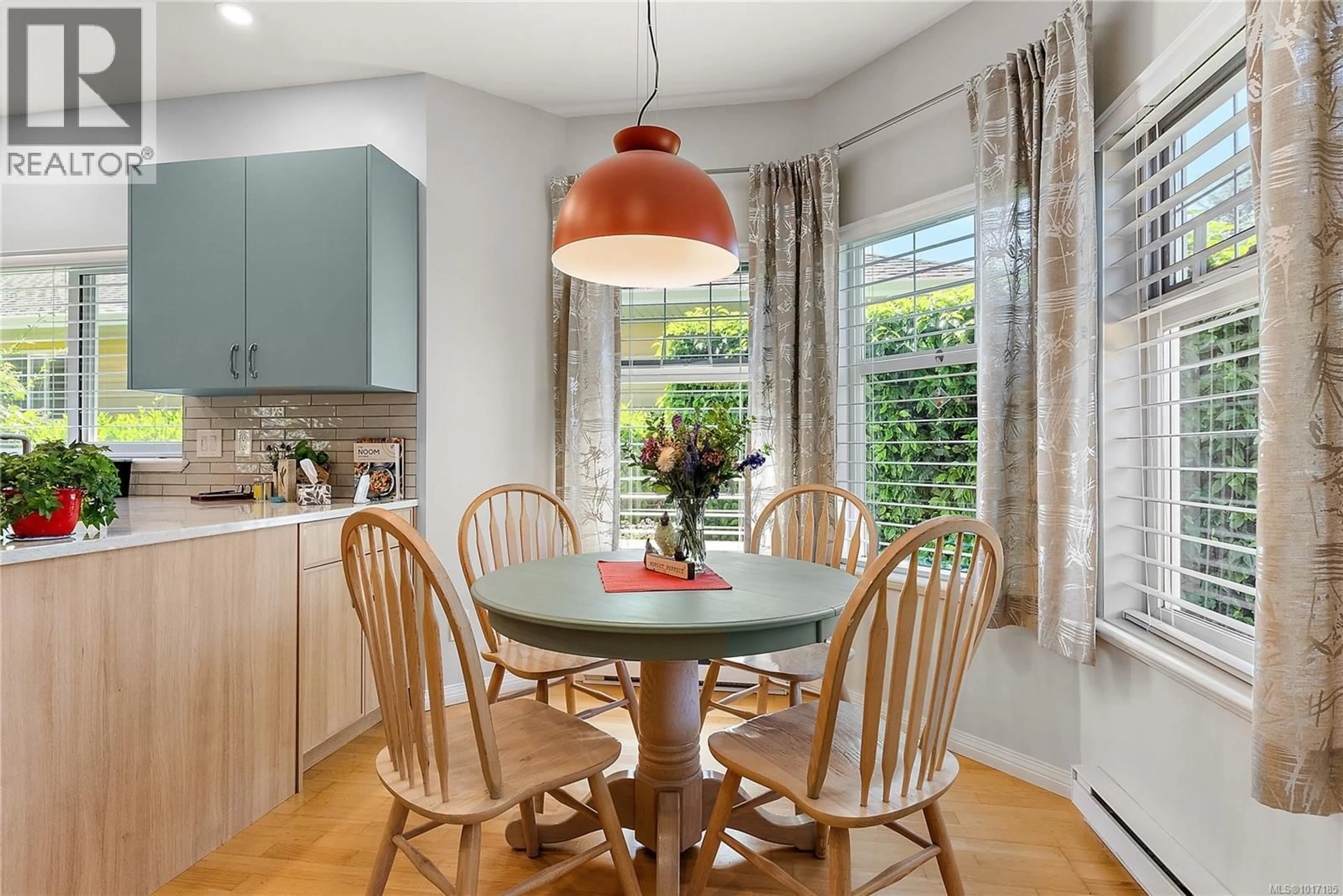 Dining room, wood/laminate floor for 7952 POLO PARK CRESCENT, Central Saanich British Columbia V8M2J4