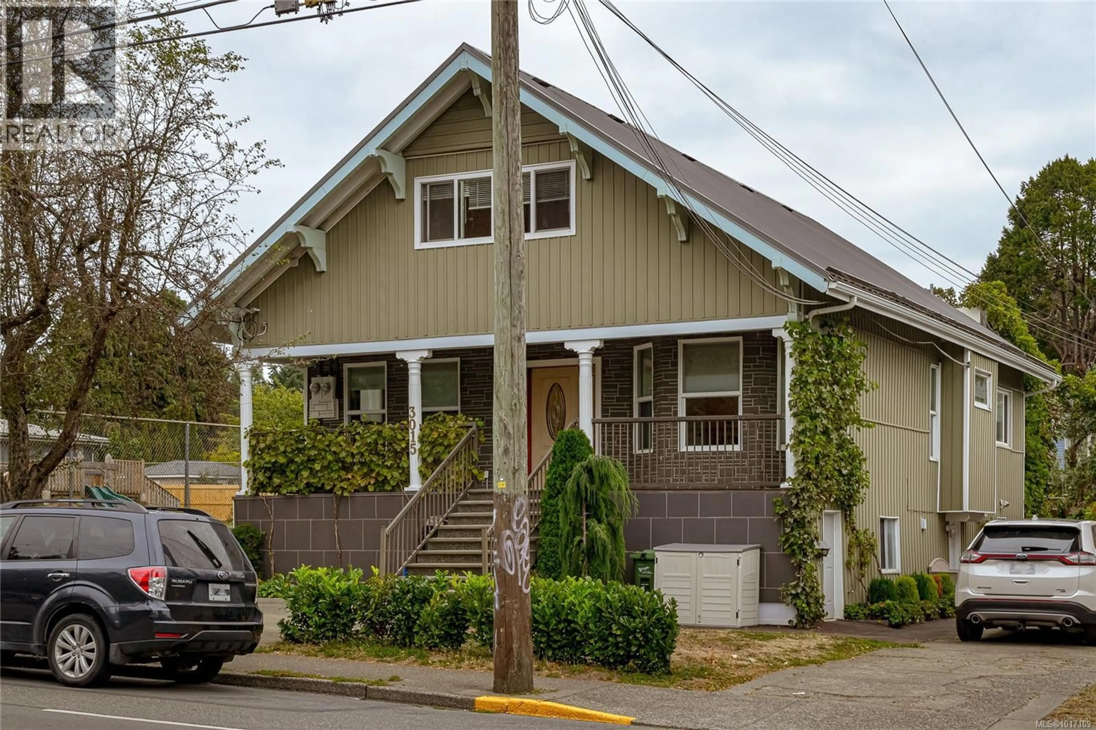Home with vinyl exterior material, street for 3015 QUADRA STREET, Victoria British Columbia V8T4G2