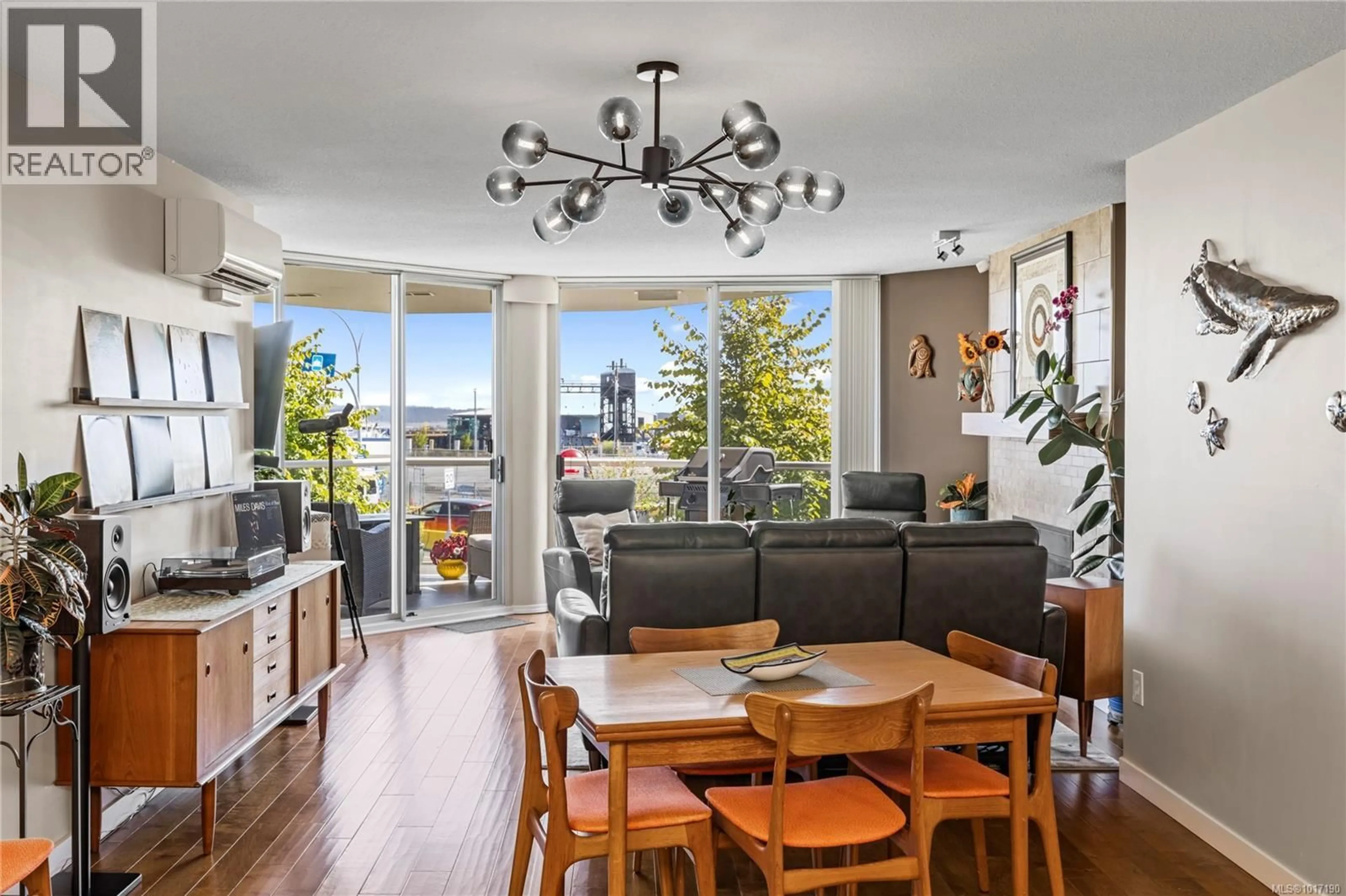 Dining room, wood/laminate floor for 206 - 158 PROMENADE DRIVE, Nanaimo British Columbia V9R6M7