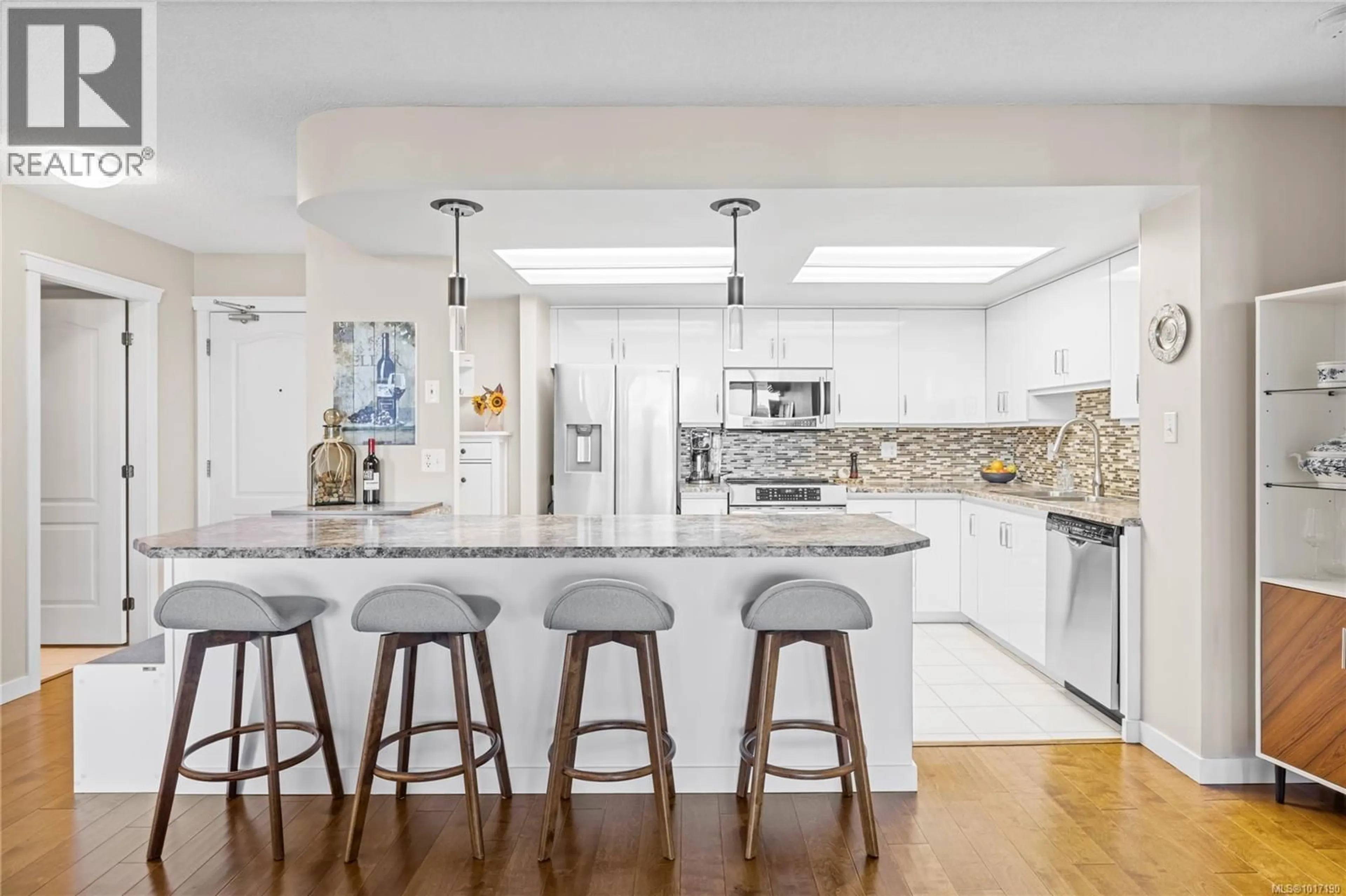 Contemporary kitchen, ceramic/tile floor for 206 - 158 PROMENADE DRIVE, Nanaimo British Columbia V9R6M7