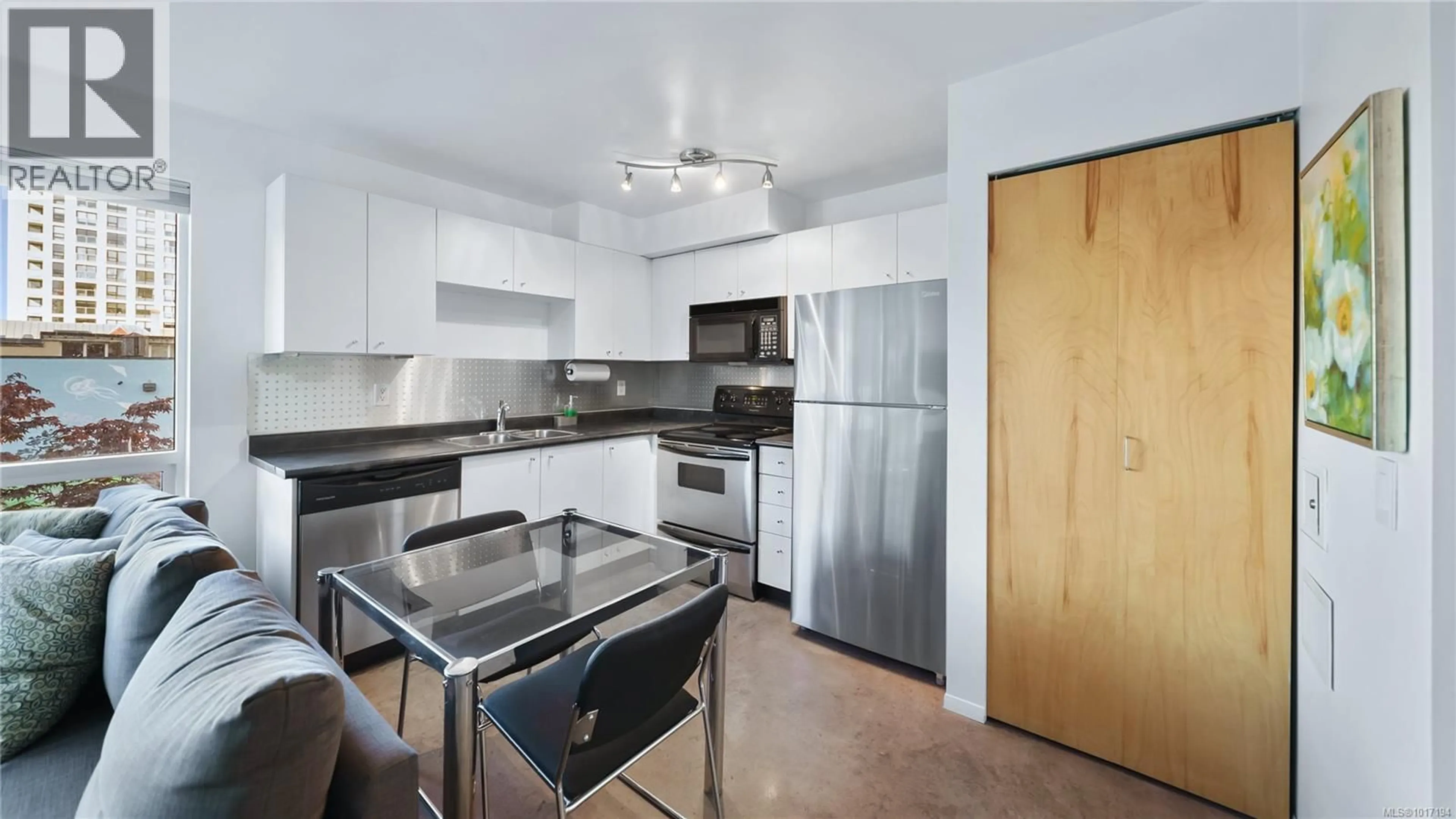 Standard kitchen, unknown for 203 - 932 JOHNSON STREET, Victoria British Columbia V8V3N4