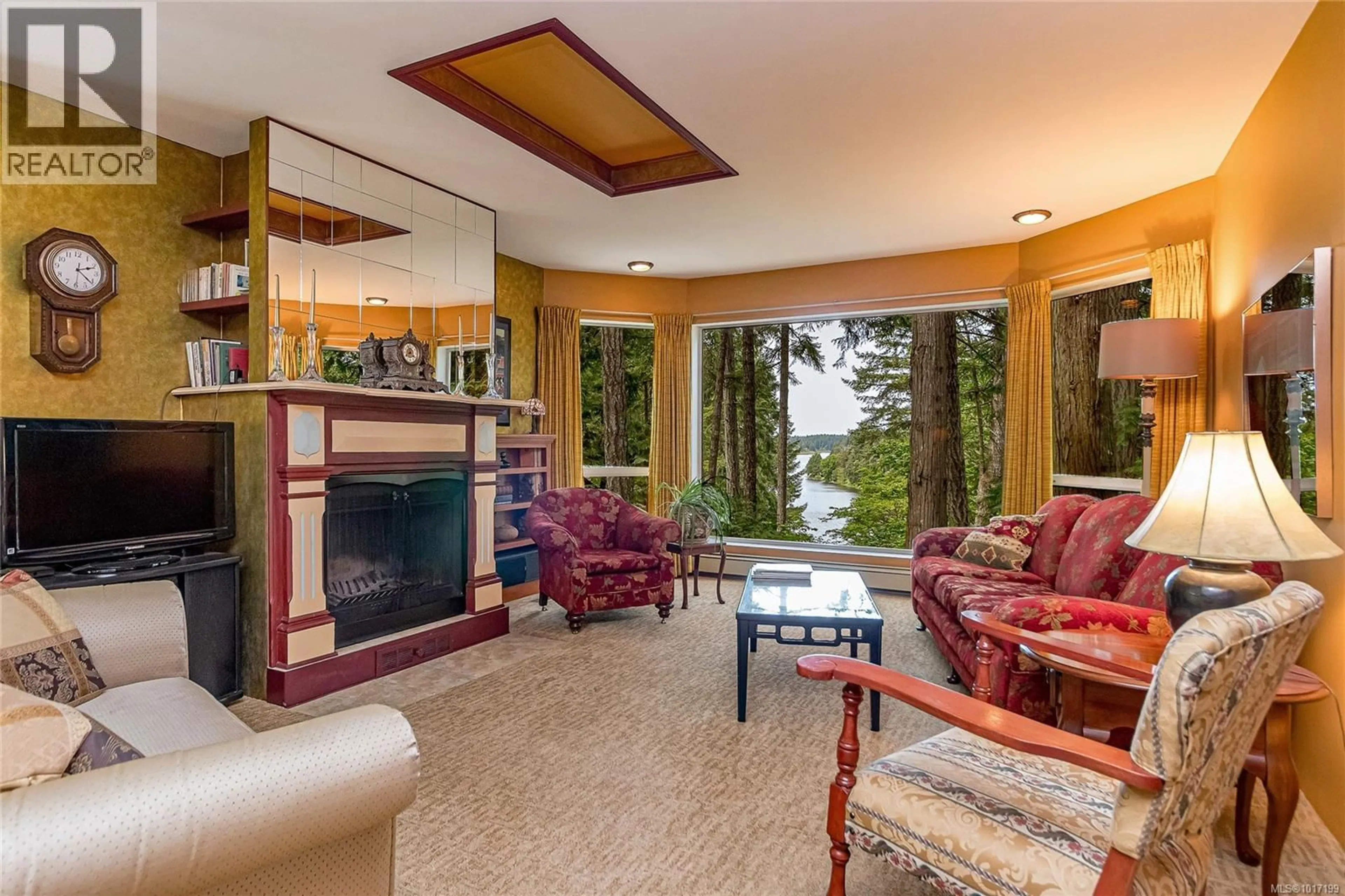 Living room with furniture, unknown for 3293 MCGUIRE WAY, Ladysmith British Columbia V9G1C4