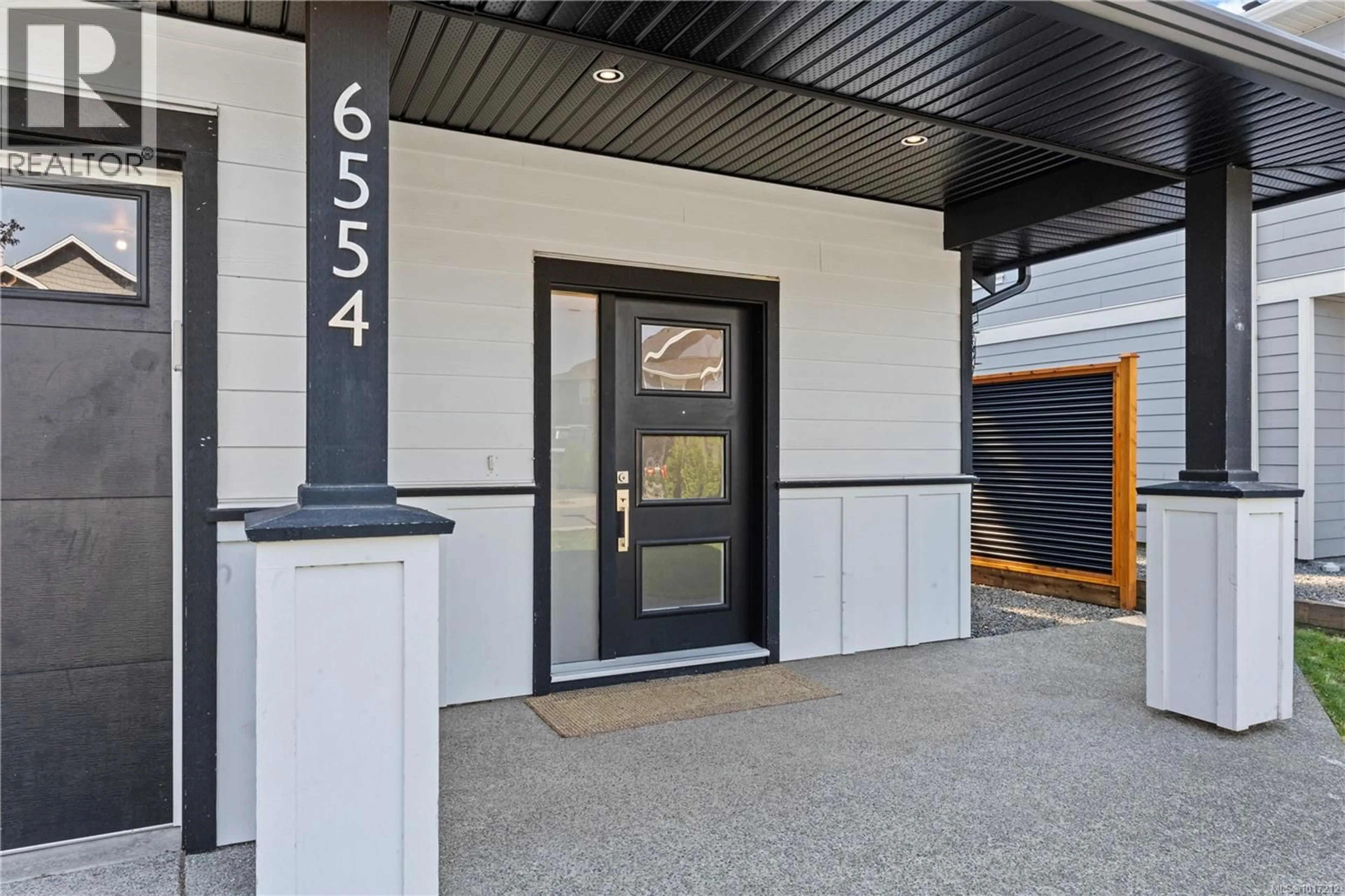 Indoor foyer for 6554 STEEPLE CHASE, Sooke British Columbia V9Z0W3