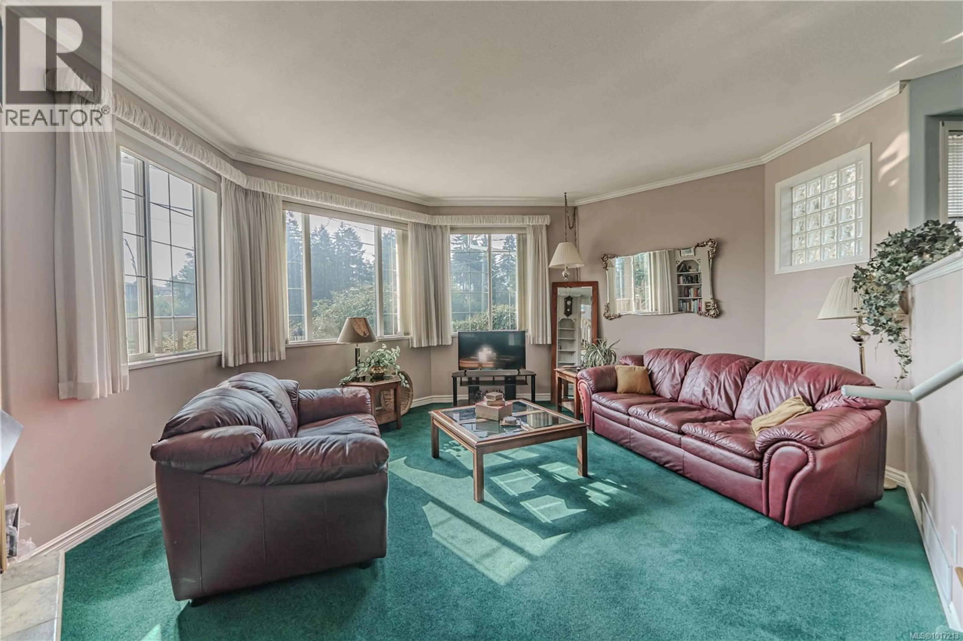 Living room with furniture, carpet floor for 635 PARK AVENUE, Nanaimo British Columbia V9R4H5