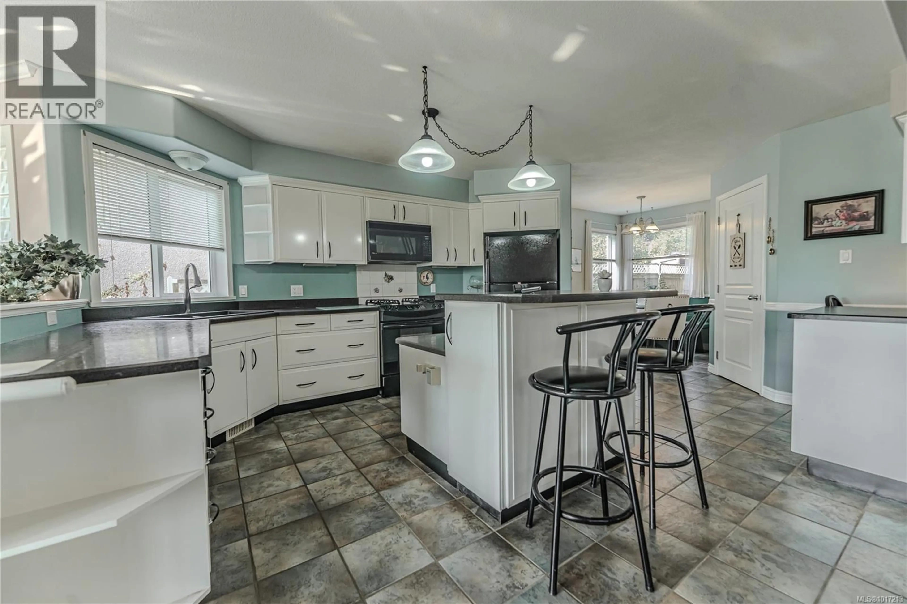 Open concept kitchen, ceramic/tile floor for 635 PARK AVENUE, Nanaimo British Columbia V9R4H5