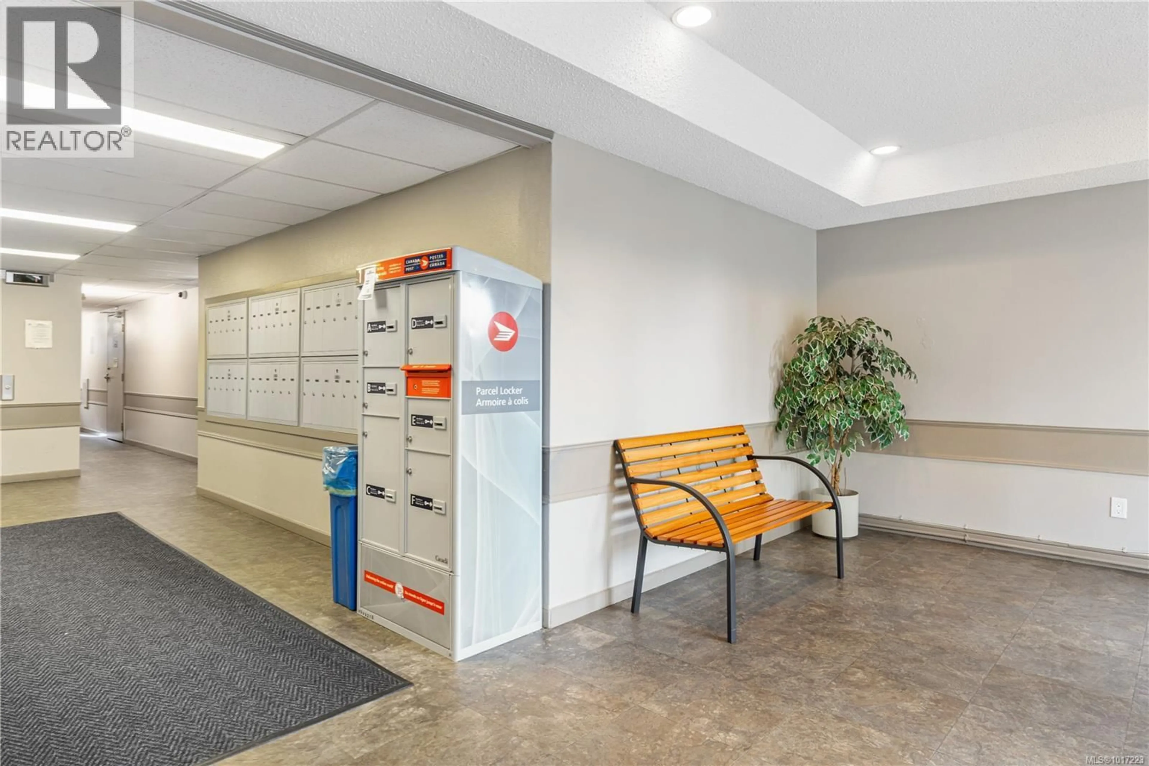 Indoor foyer for 307 - 6715 DOVER ROAD, Nanaimo British Columbia V9V1L8