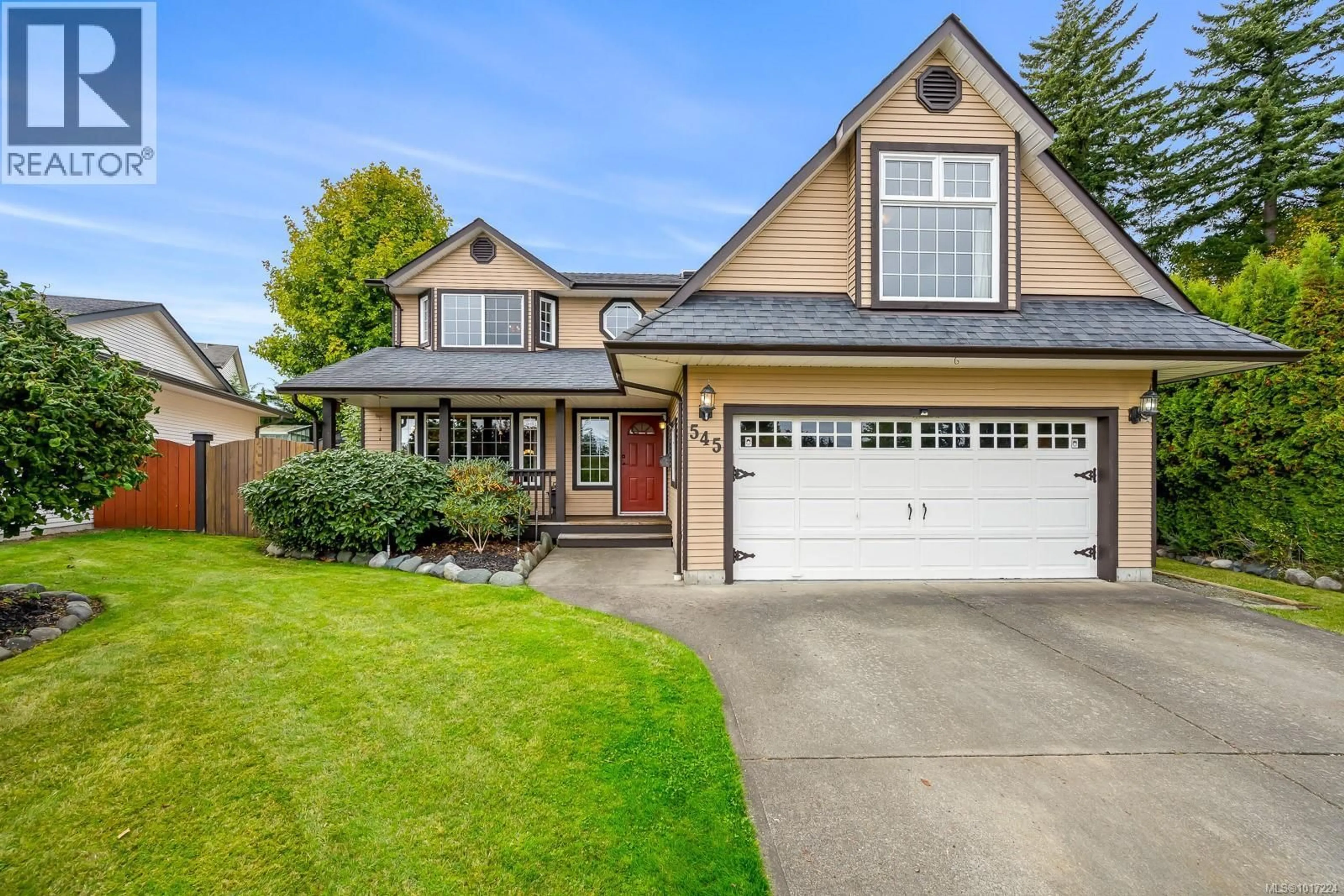 Home with vinyl exterior material, street for 545 COVE PLACE, Campbell River British Columbia V9W7Z6