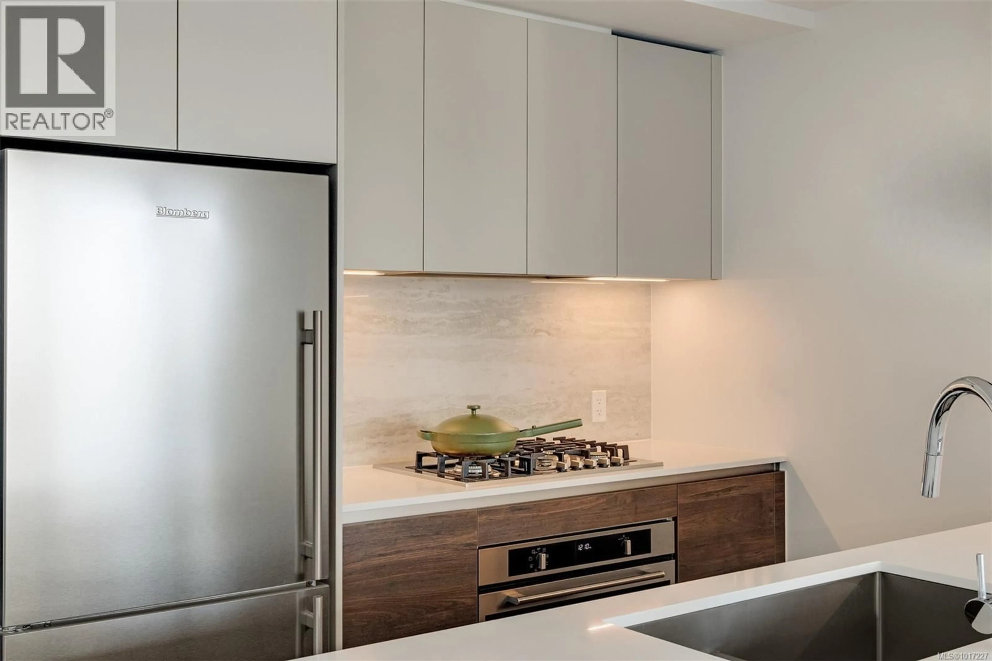 Contemporary kitchen, unknown for 204 - 363 TYEE ROAD, Victoria British Columbia V9A0B5
