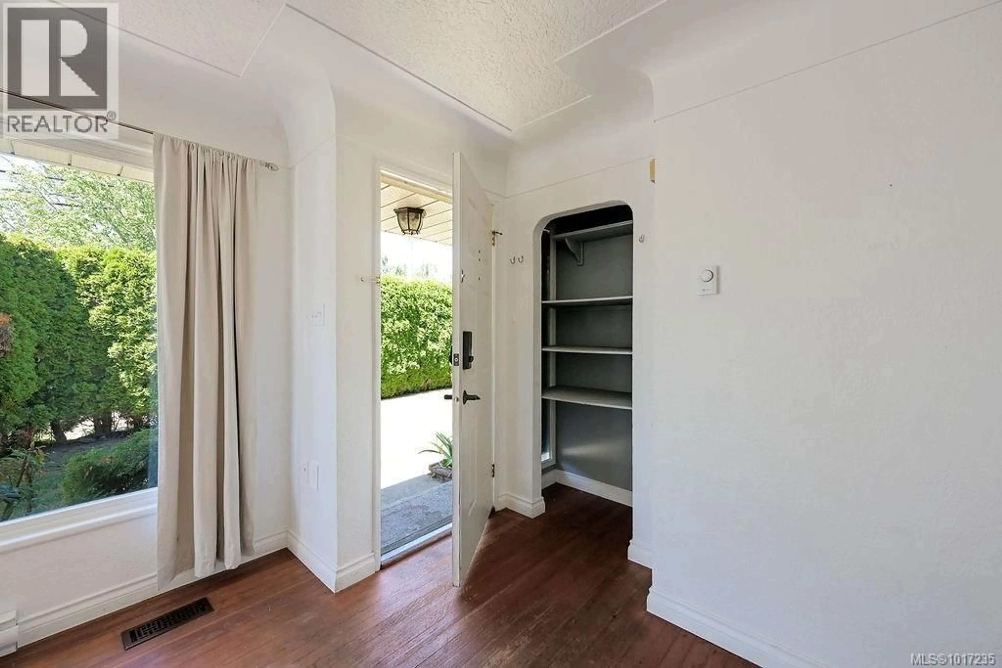 Indoor entryway for 2727 FIFTH STREET, Victoria British Columbia V8T4B1
