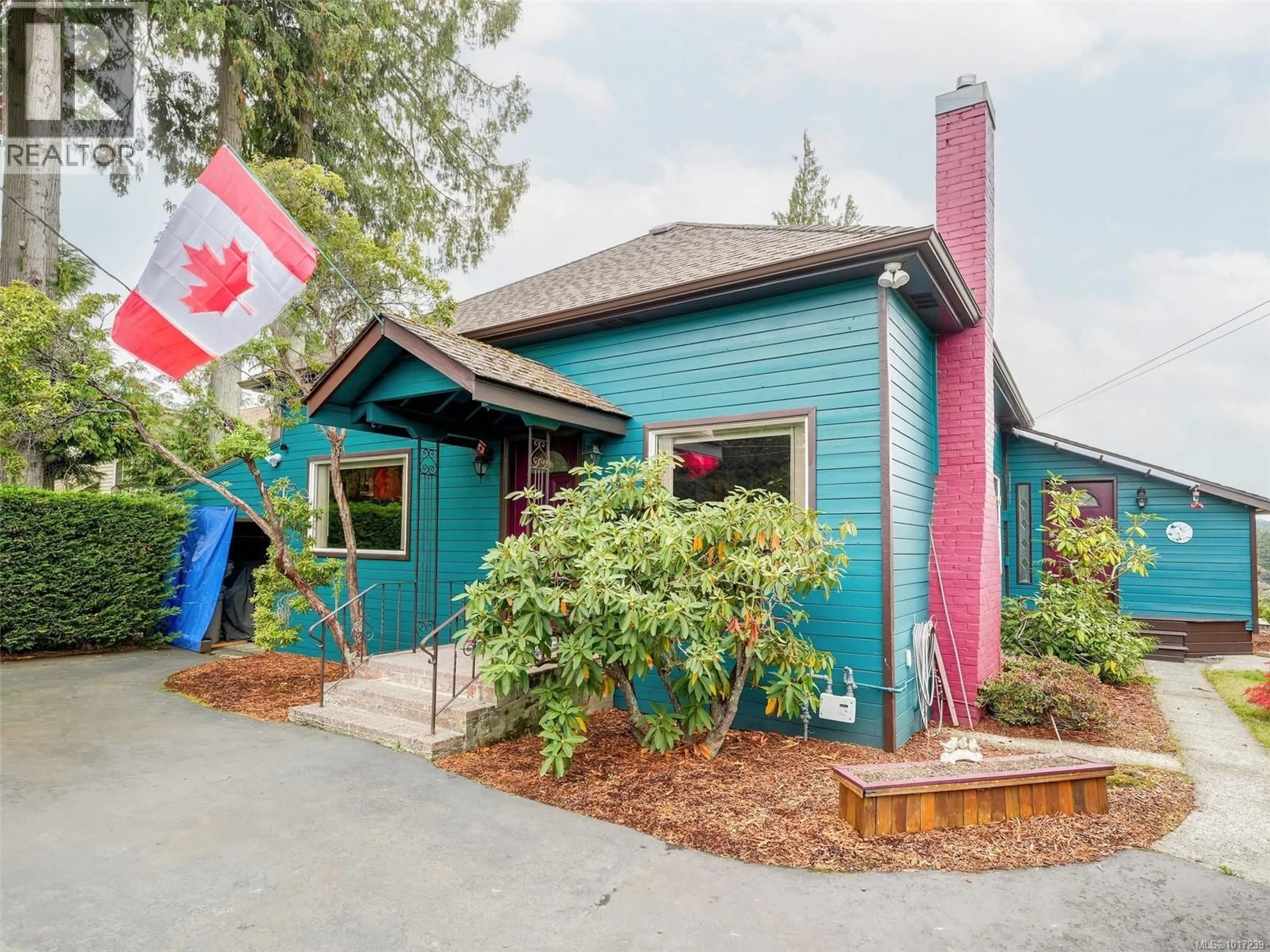 Home with vinyl exterior material, street for 3998 HOLLAND AVENUE, Saanich British Columbia V8Z5K1