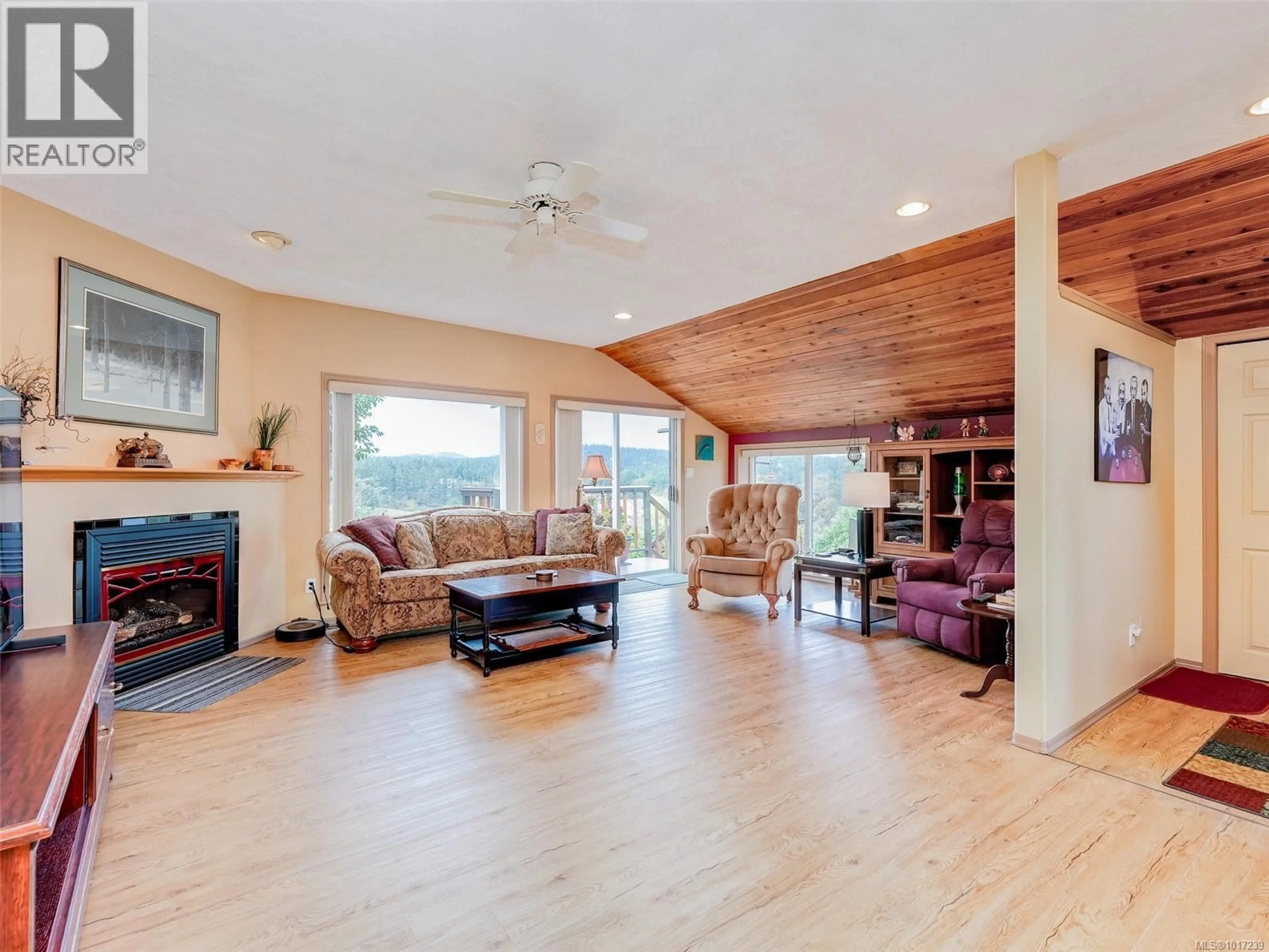 Living room with furniture, wood/laminate floor for 3998 HOLLAND AVENUE, Saanich British Columbia V8Z5K1