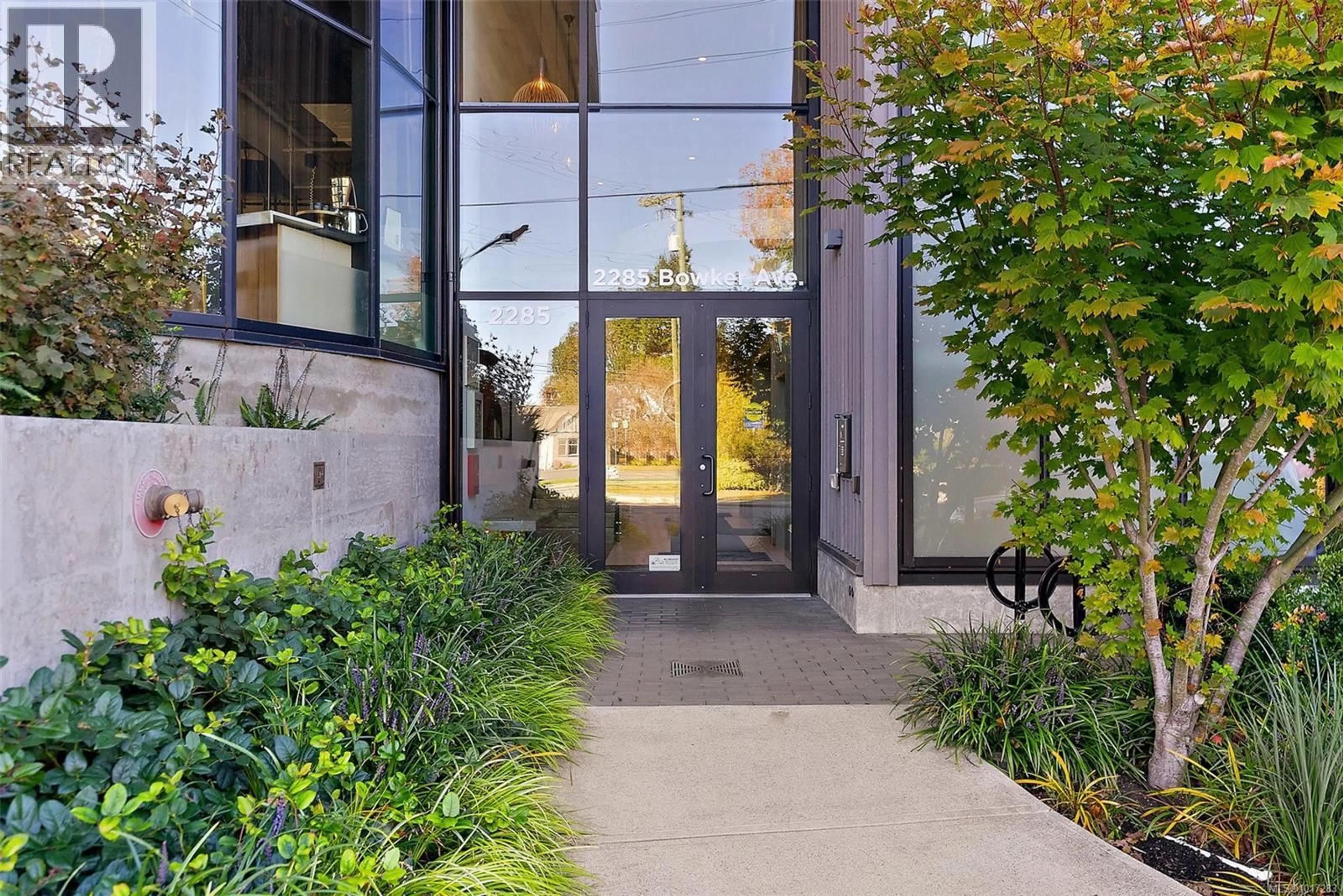 Indoor foyer for 302 - 2285 BOWKER AVENUE, Oak Bay British Columbia V8R2E2