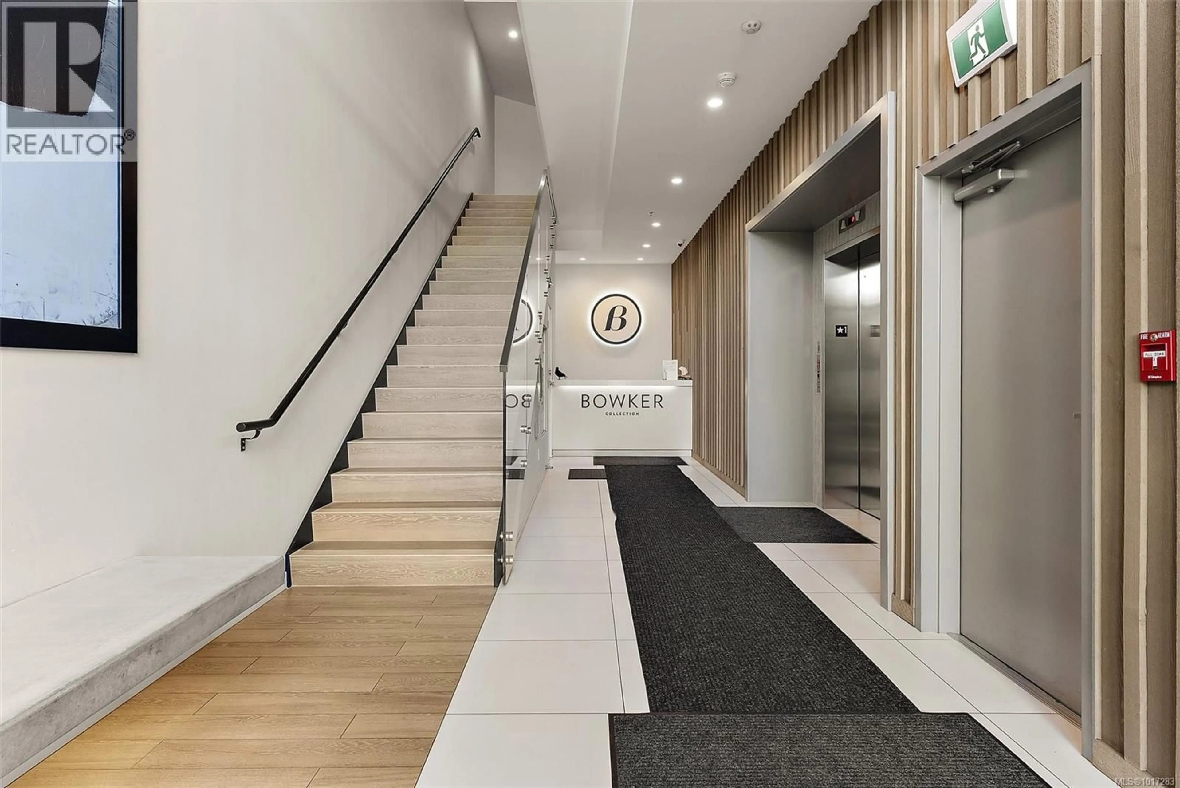 Indoor foyer for 302 - 2285 BOWKER AVENUE, Oak Bay British Columbia V8R2E2