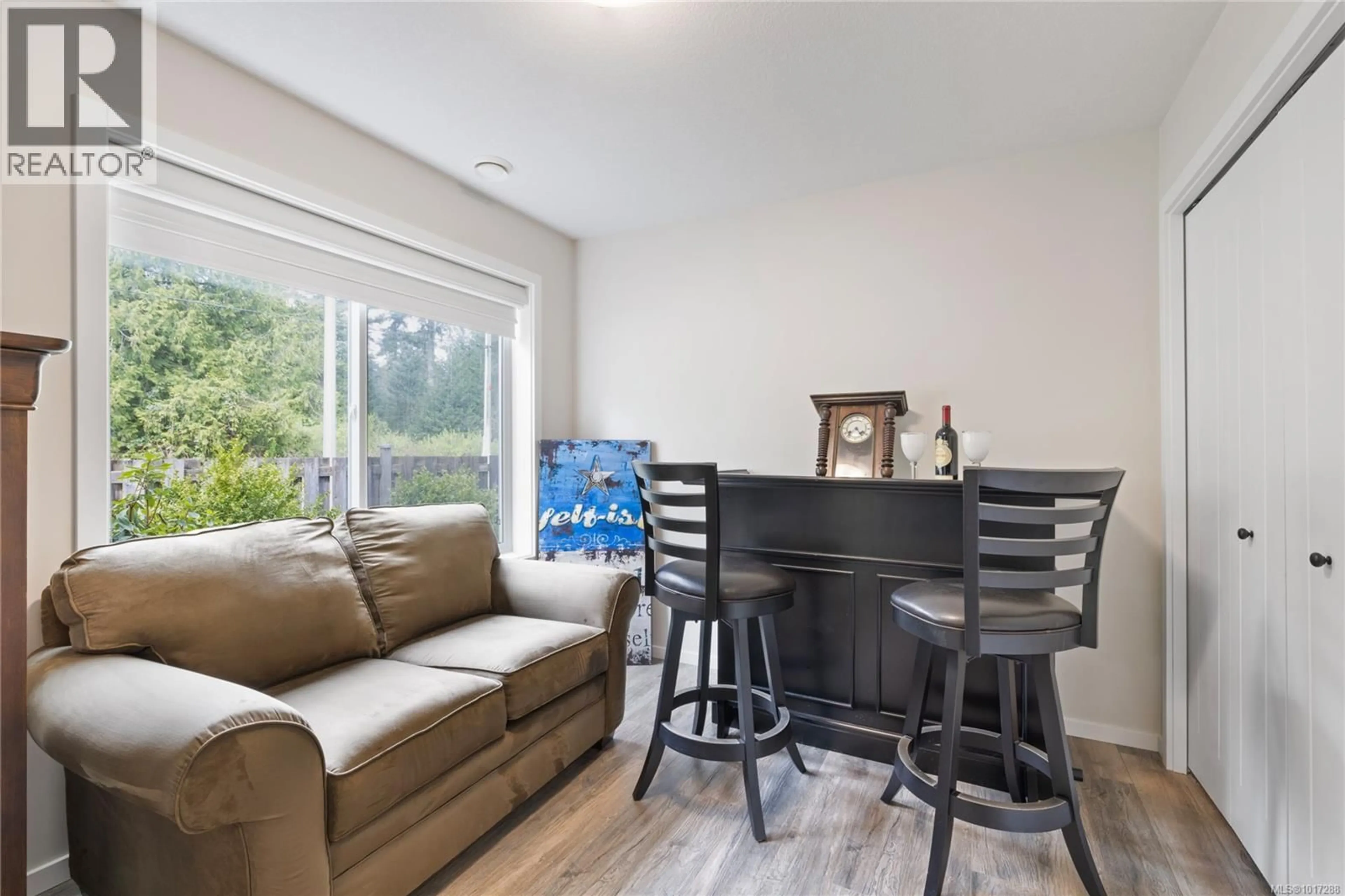 Living room with furniture, wood/laminate floor for 1308 FIELDING ROAD, Nanaimo British Columbia V9X1K8