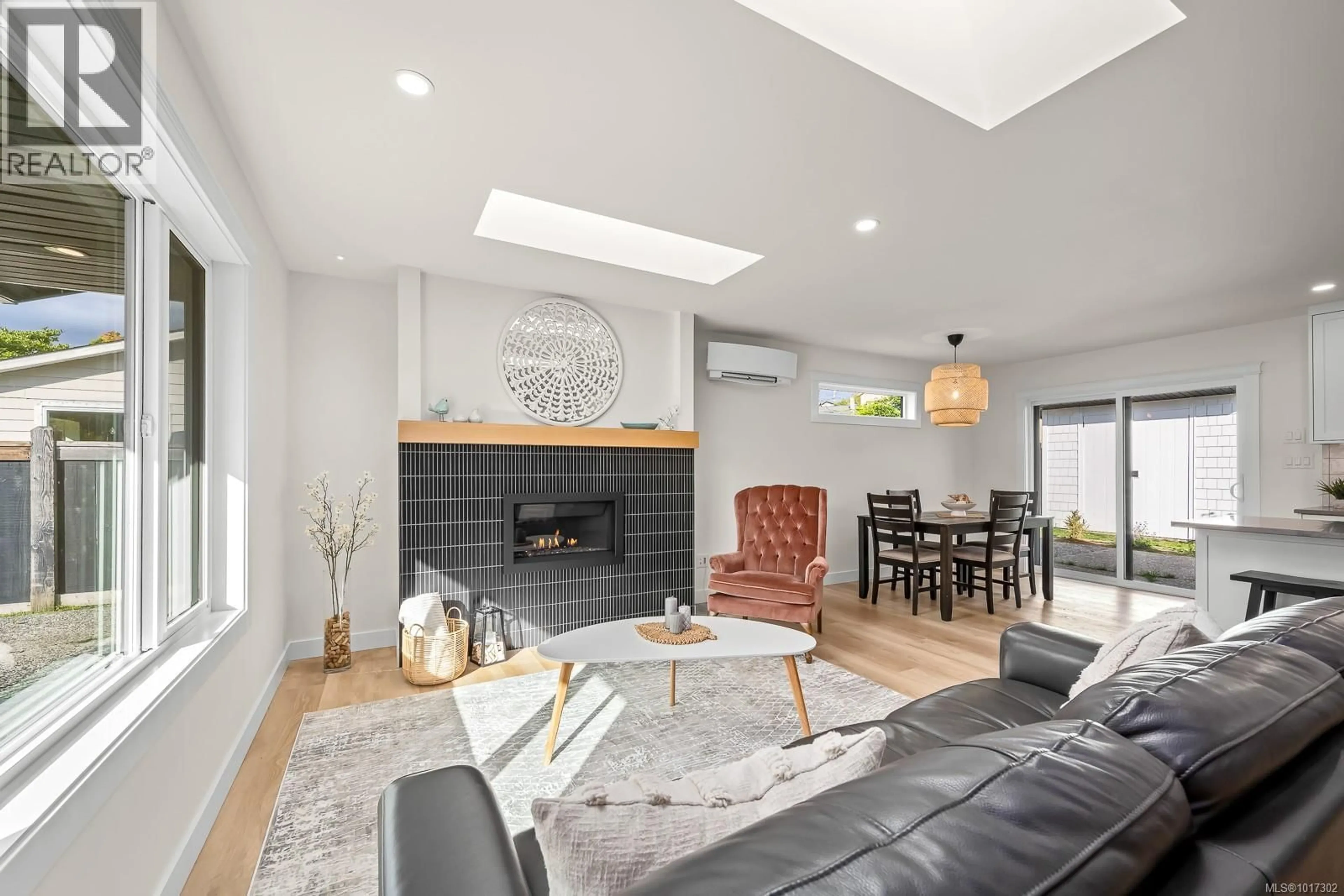 Living room with furniture, unknown for 451 MCPHEDRAN ROAD SOUTH, Campbell River British Columbia V9W6S5