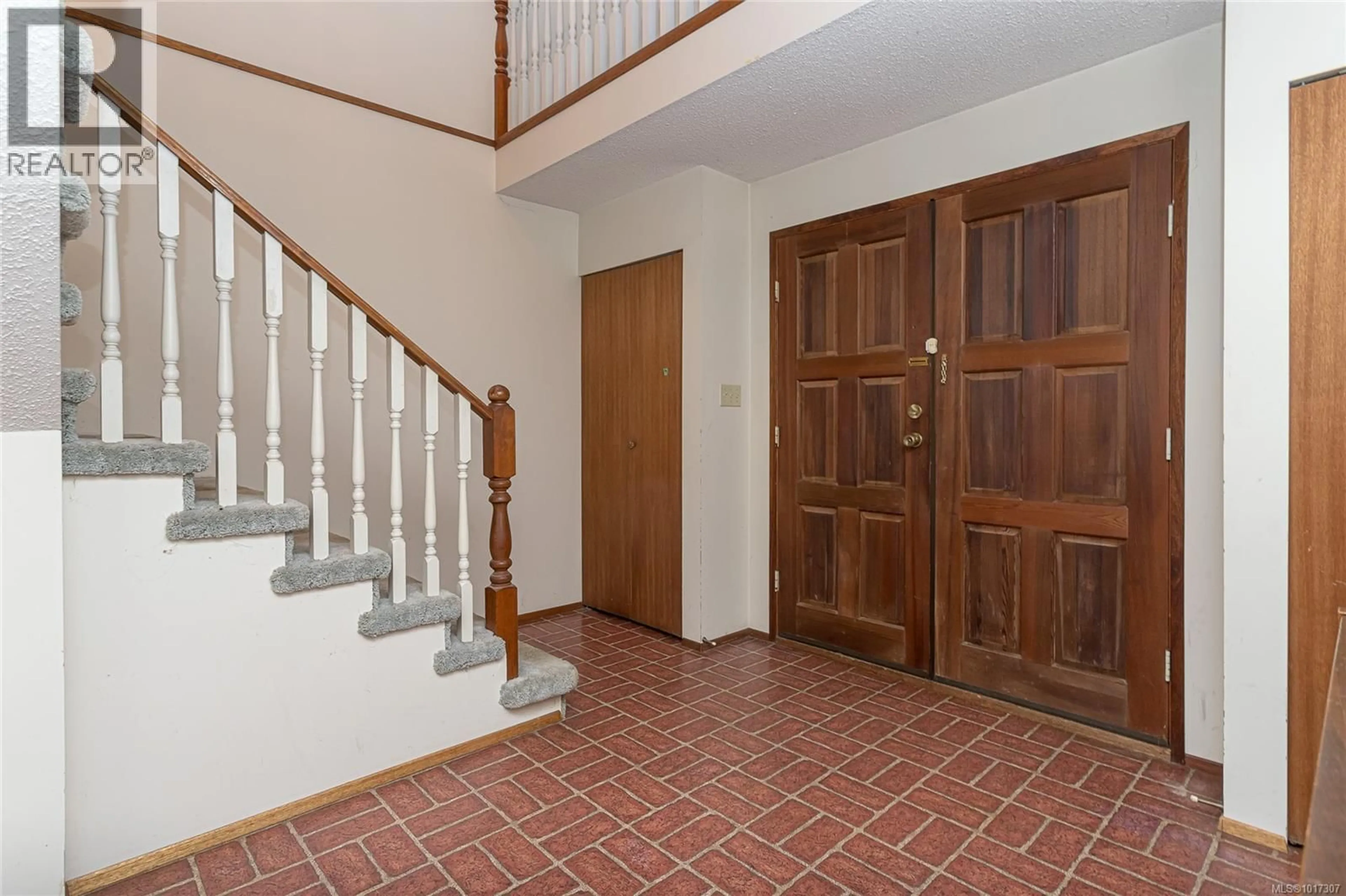 Indoor foyer for 1182 VIEWTOP ROAD, Duncan British Columbia V9L5S7