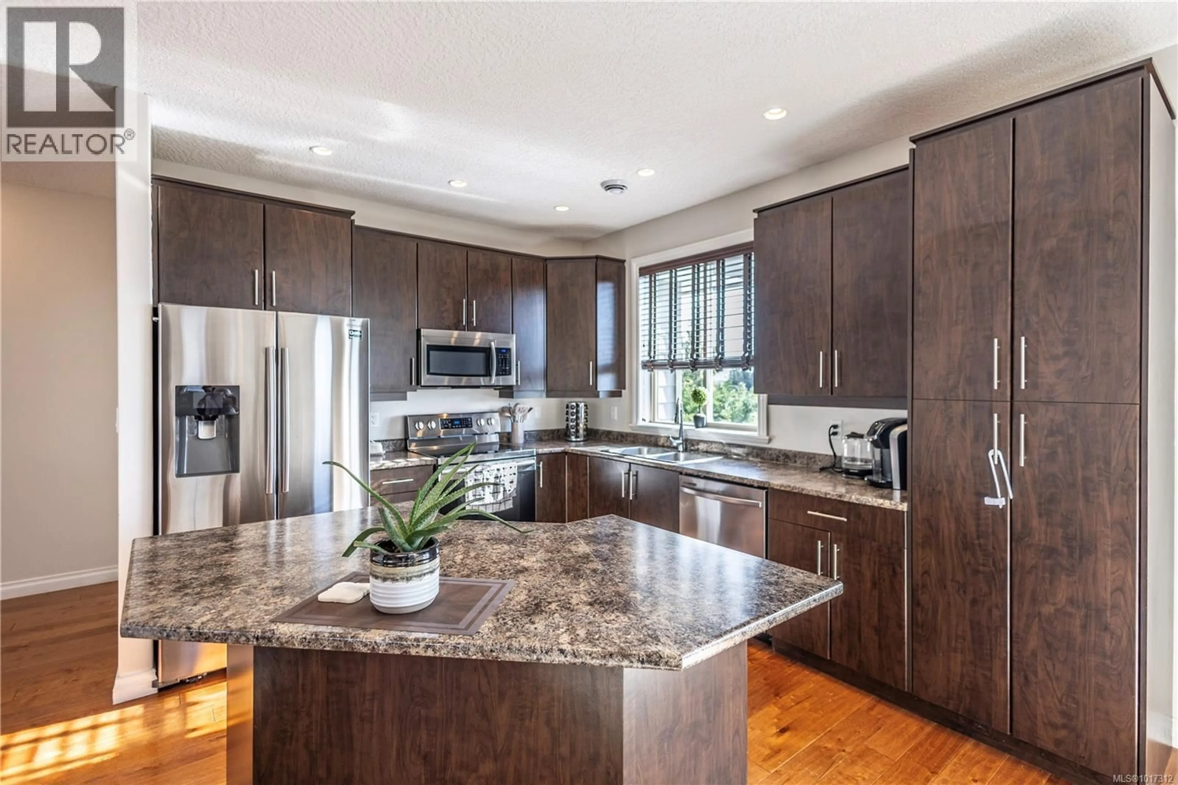 Contemporary kitchen, unknown for 2357 CAFFERY PLACE, Sooke British Columbia V9Z0W4