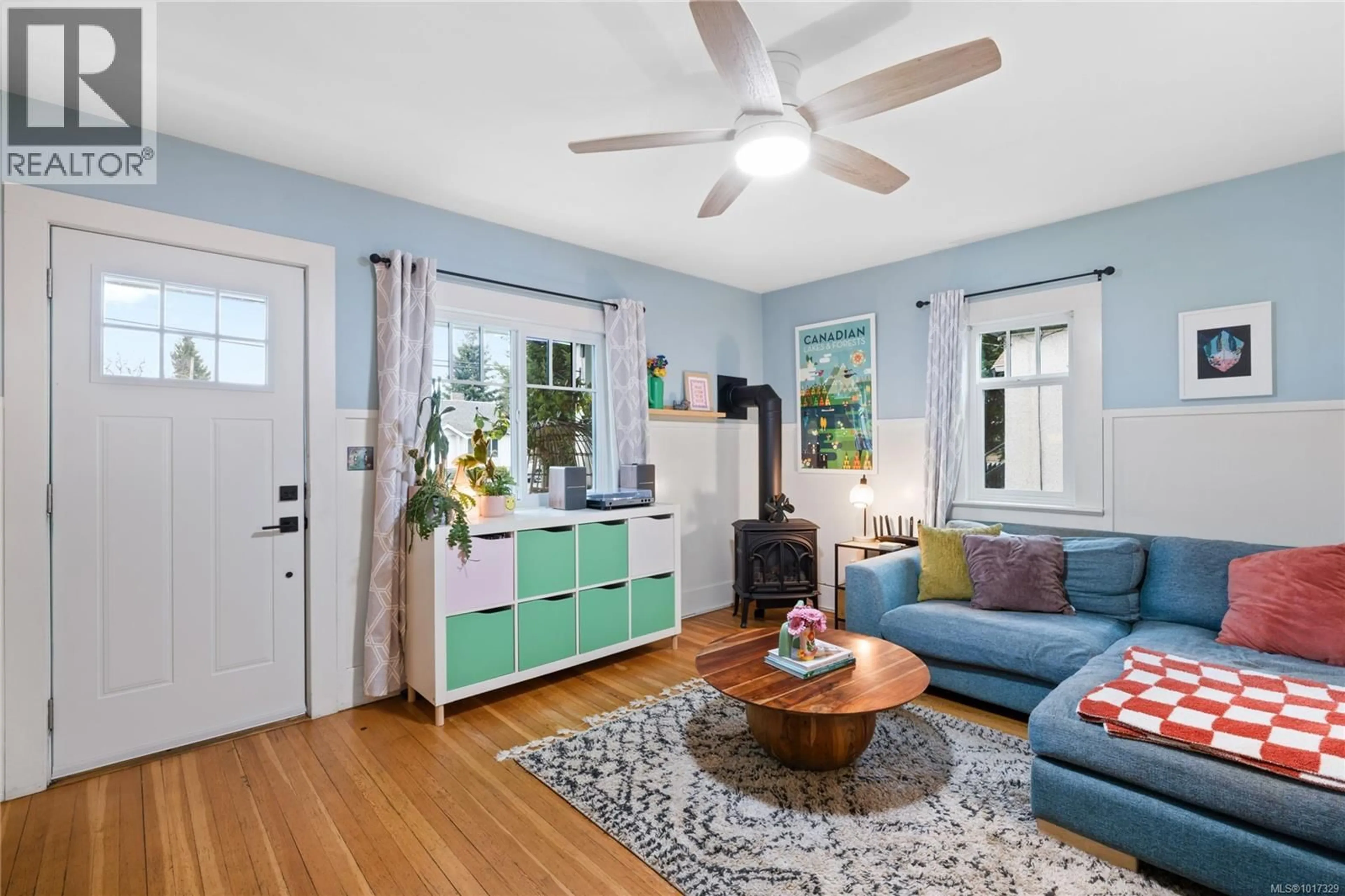 Living room with furniture, unknown for 476 HOWARD AVENUE, Duncan British Columbia V9L3M8