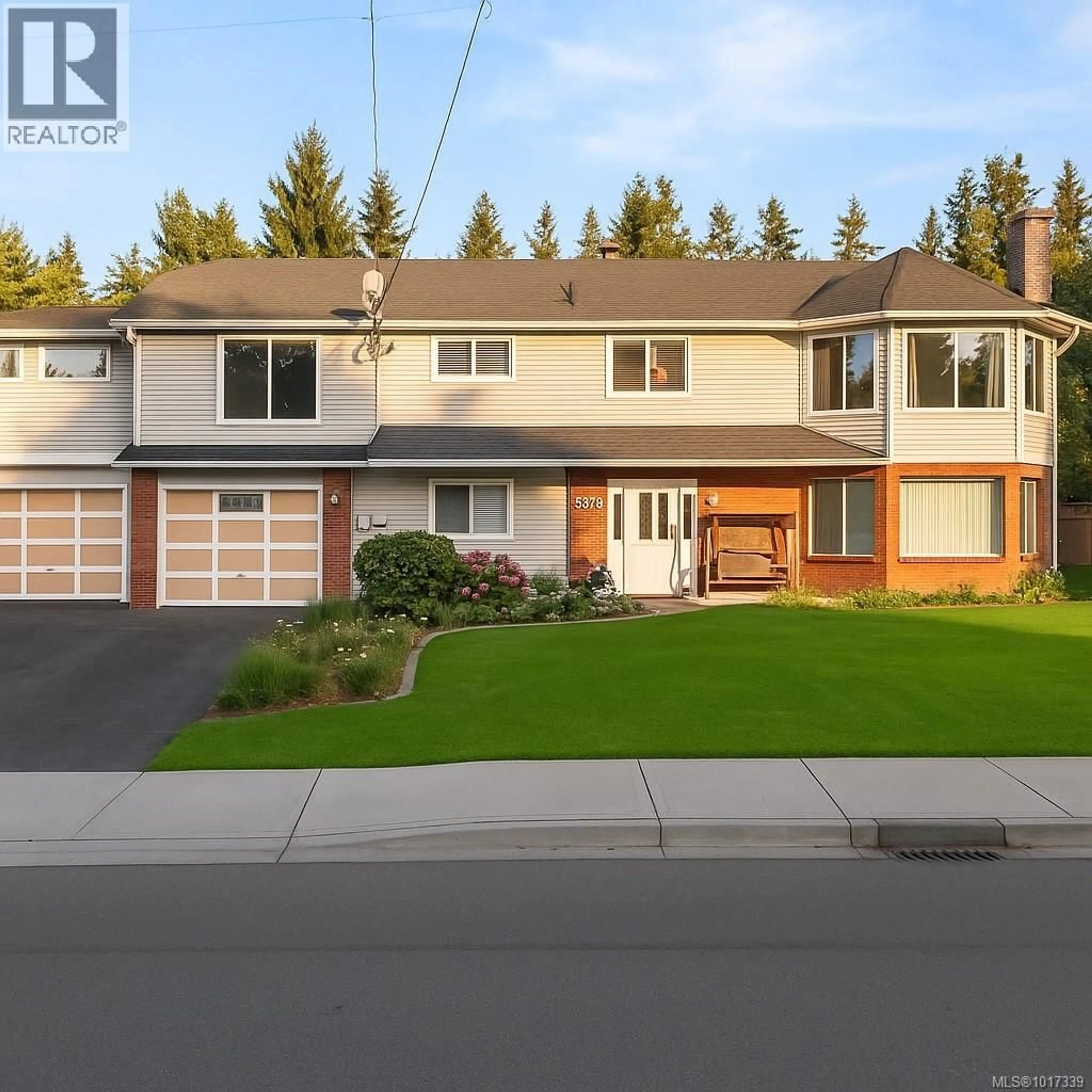 Home with vinyl exterior material, street for 4375 VIEWMONT AVENUE, Saanich British Columbia V8Z5K8