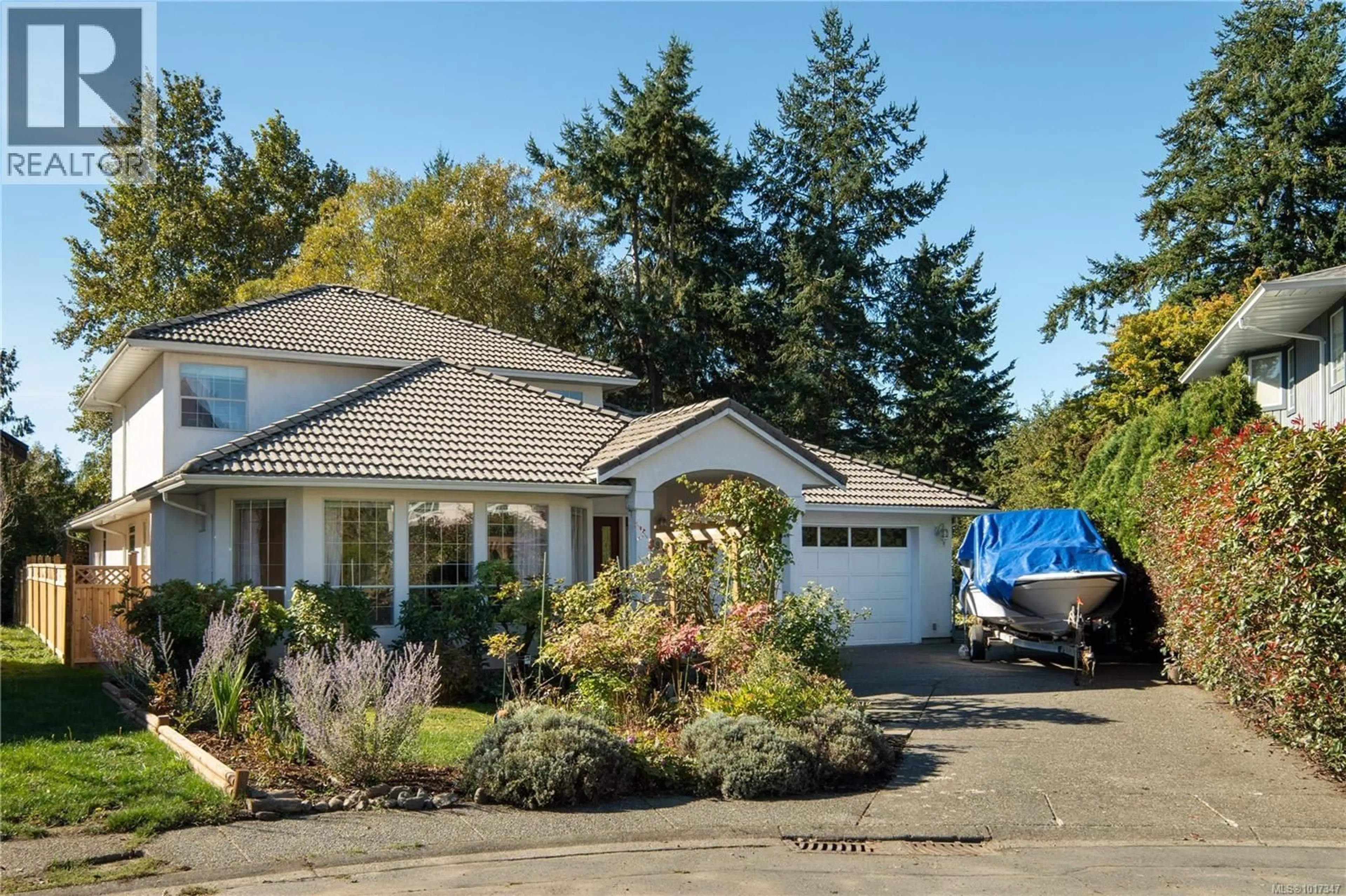 Home with vinyl exterior material, street for 1395 EPSOM CLOSE, Saanich British Columbia V8P5S8