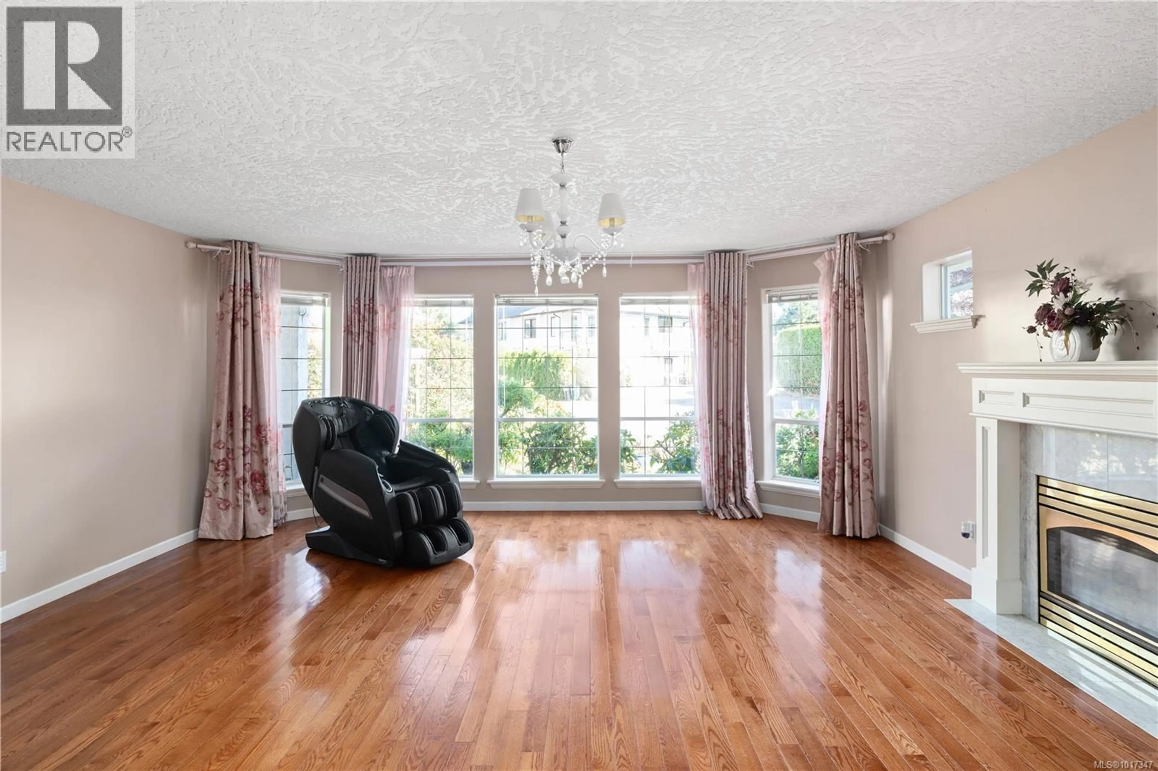 Living room with furniture, wood/laminate floor for 1395 EPSOM CLOSE, Saanich British Columbia V8P5S8