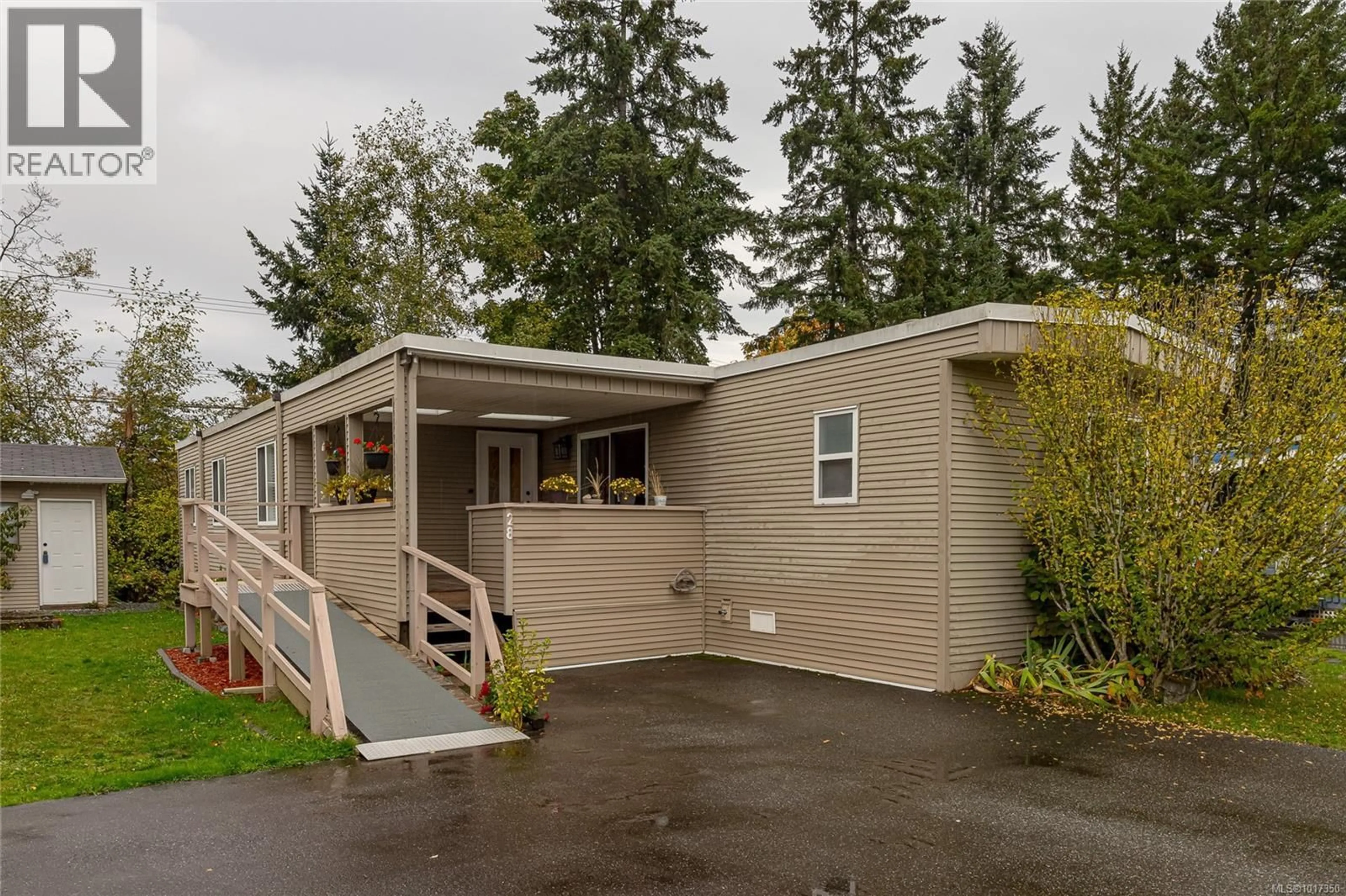 Home with vinyl exterior material, street for 28 - 61 TWELFTH STREET, Nanaimo British Columbia V9R6L2