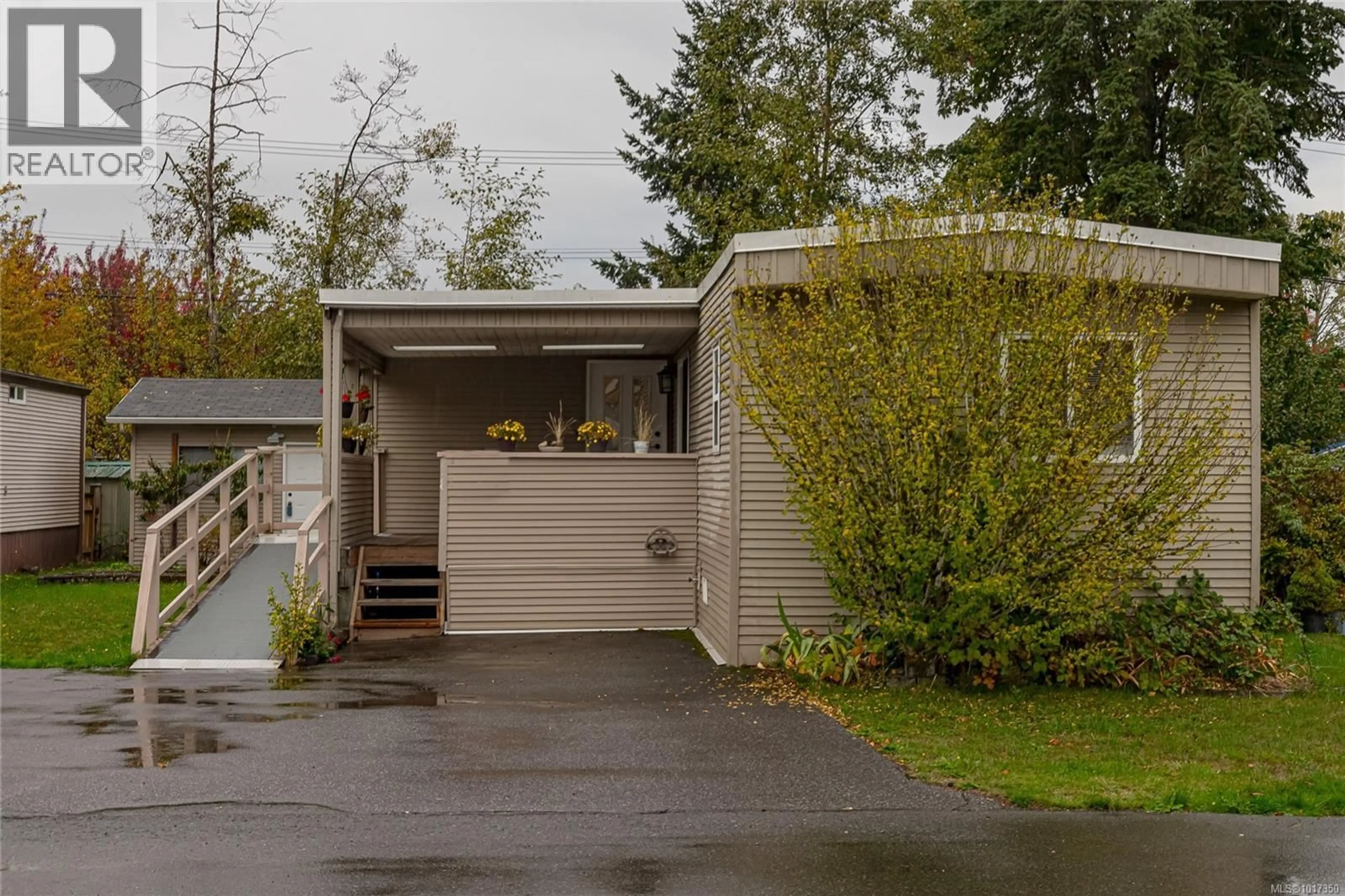 Home with vinyl exterior material, street for 28 - 61 TWELFTH STREET, Nanaimo British Columbia V9R6L2