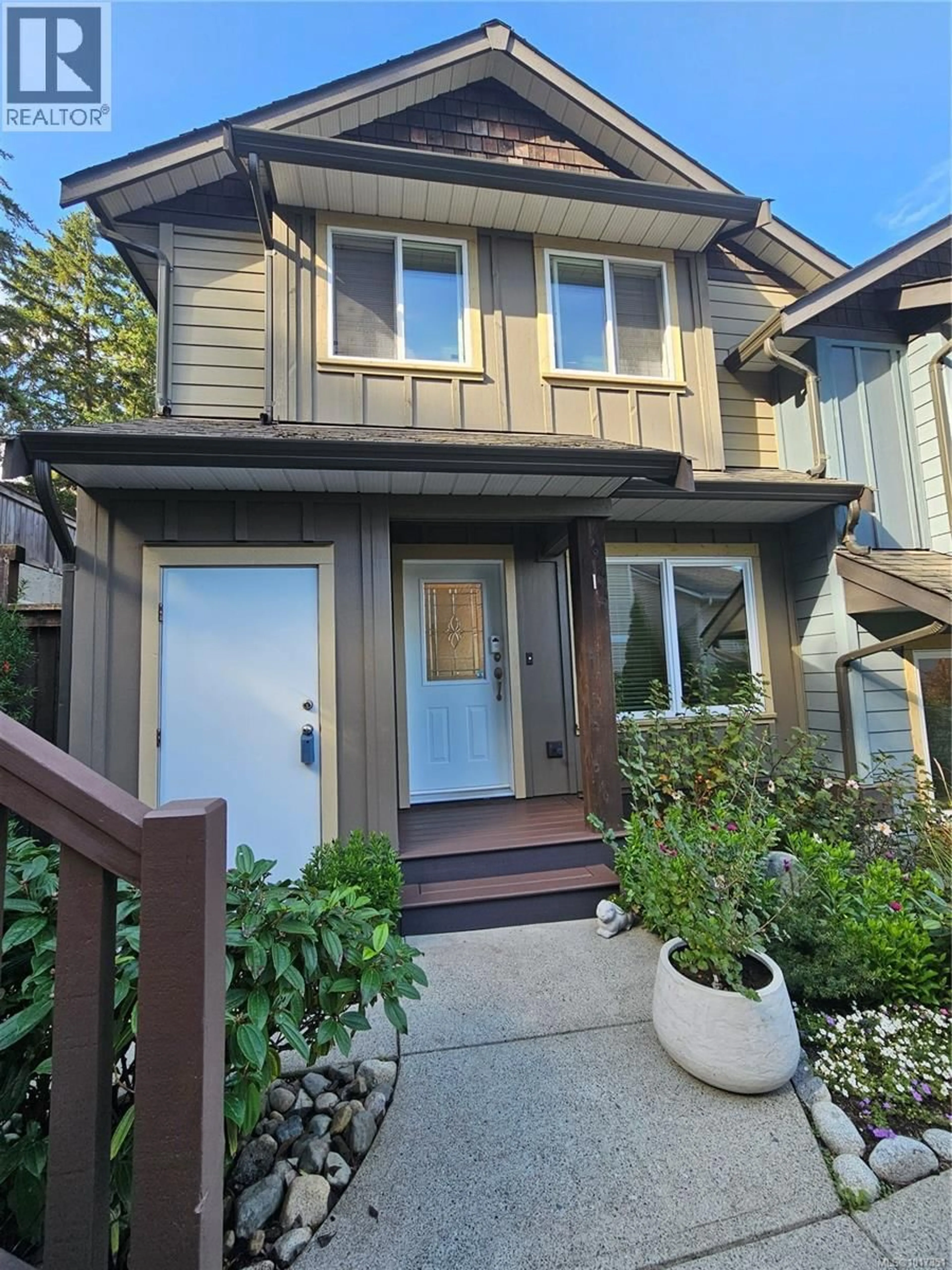 Home with vinyl exterior material, street for 1 - 1141 2ND AVENUE, Ladysmith British Columbia V9G1A3