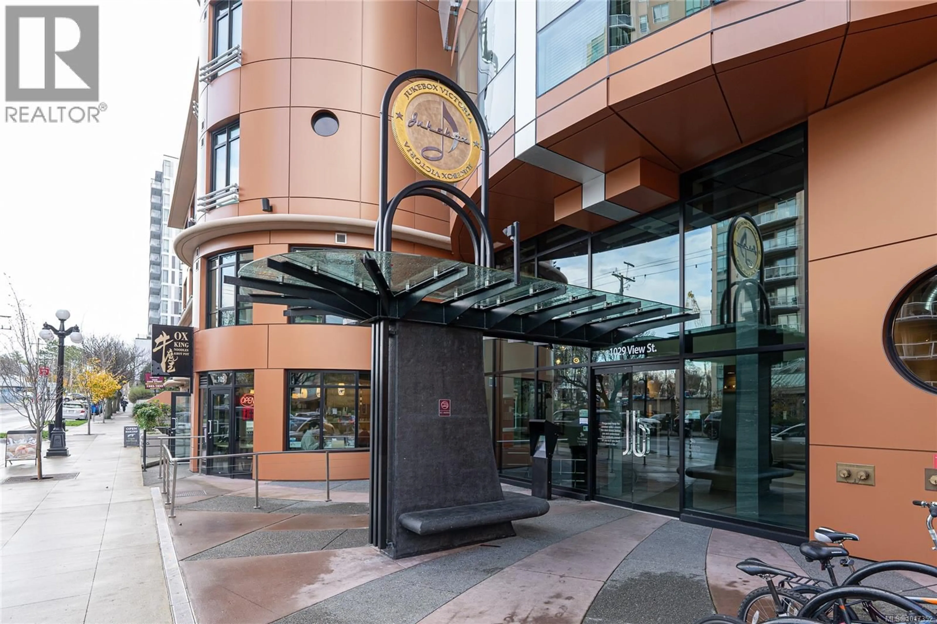 Indoor foyer for 822 - 1029 VIEW STREET, Victoria British Columbia V8V0C9