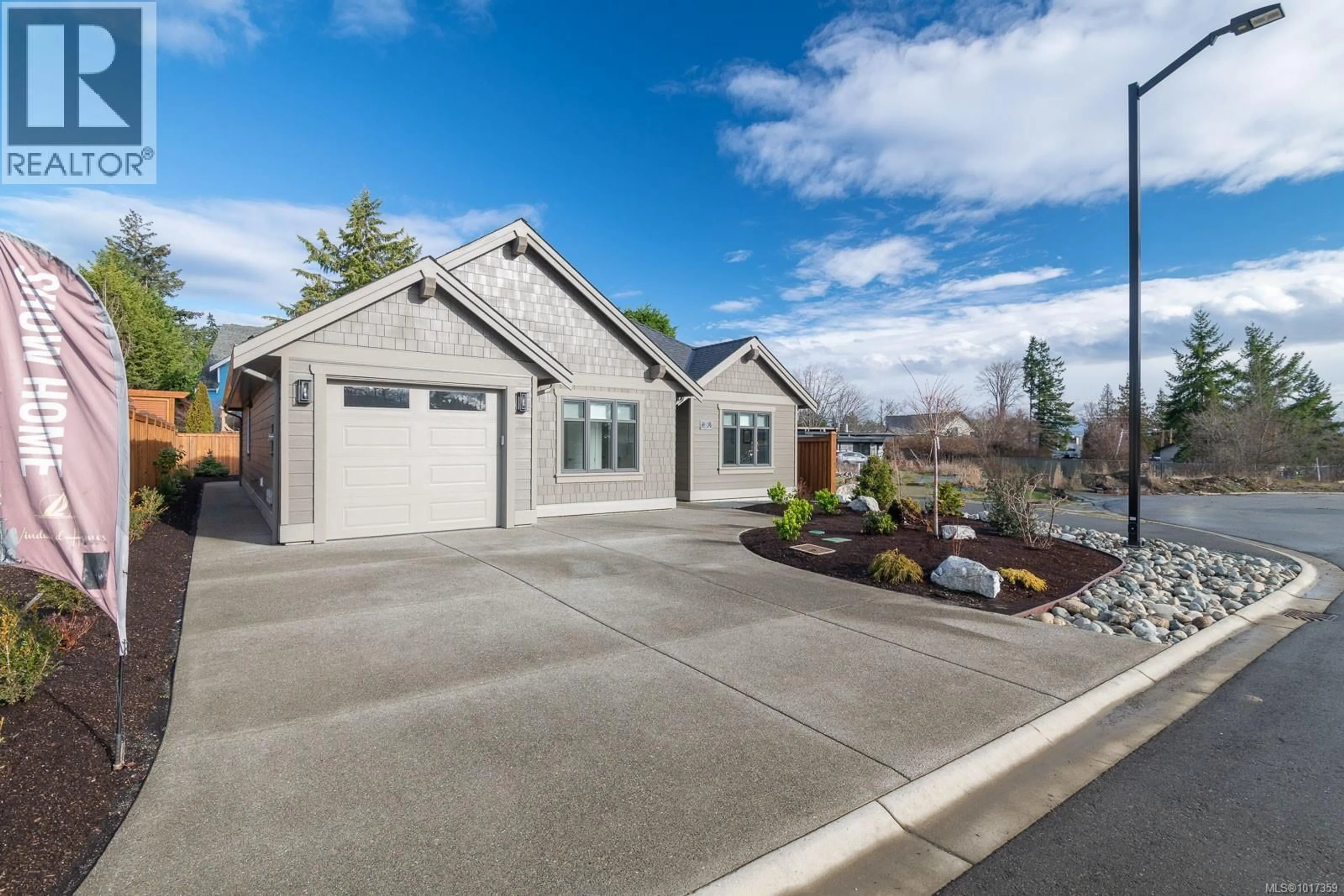 Home with vinyl exterior material, street for 200 ACACIA STREET, Parksville British Columbia V9P1H3