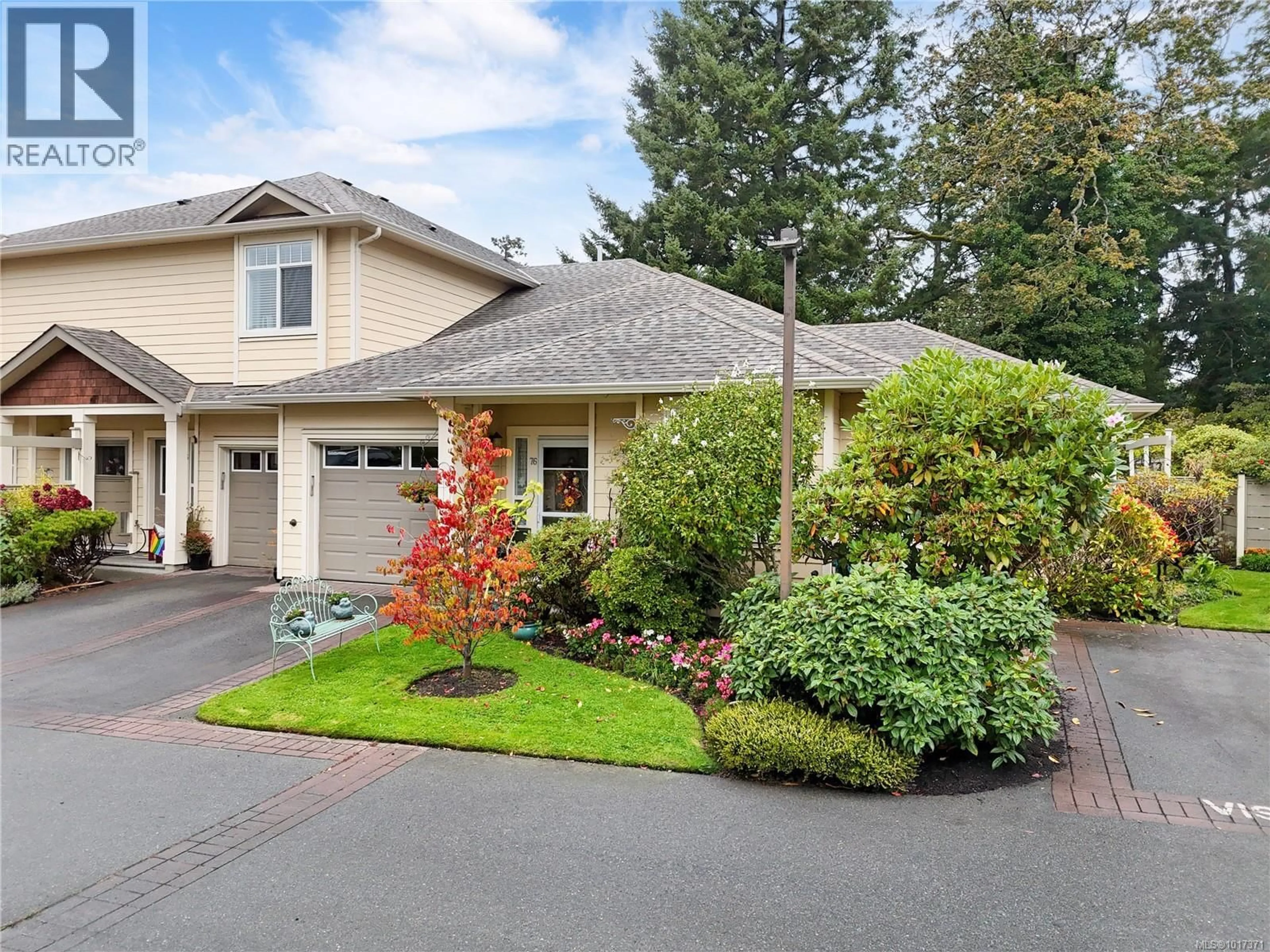 Home with vinyl exterior material, street for 76 - 850 PARKLANDS DRIVE, Esquimalt British Columbia V9A7L9