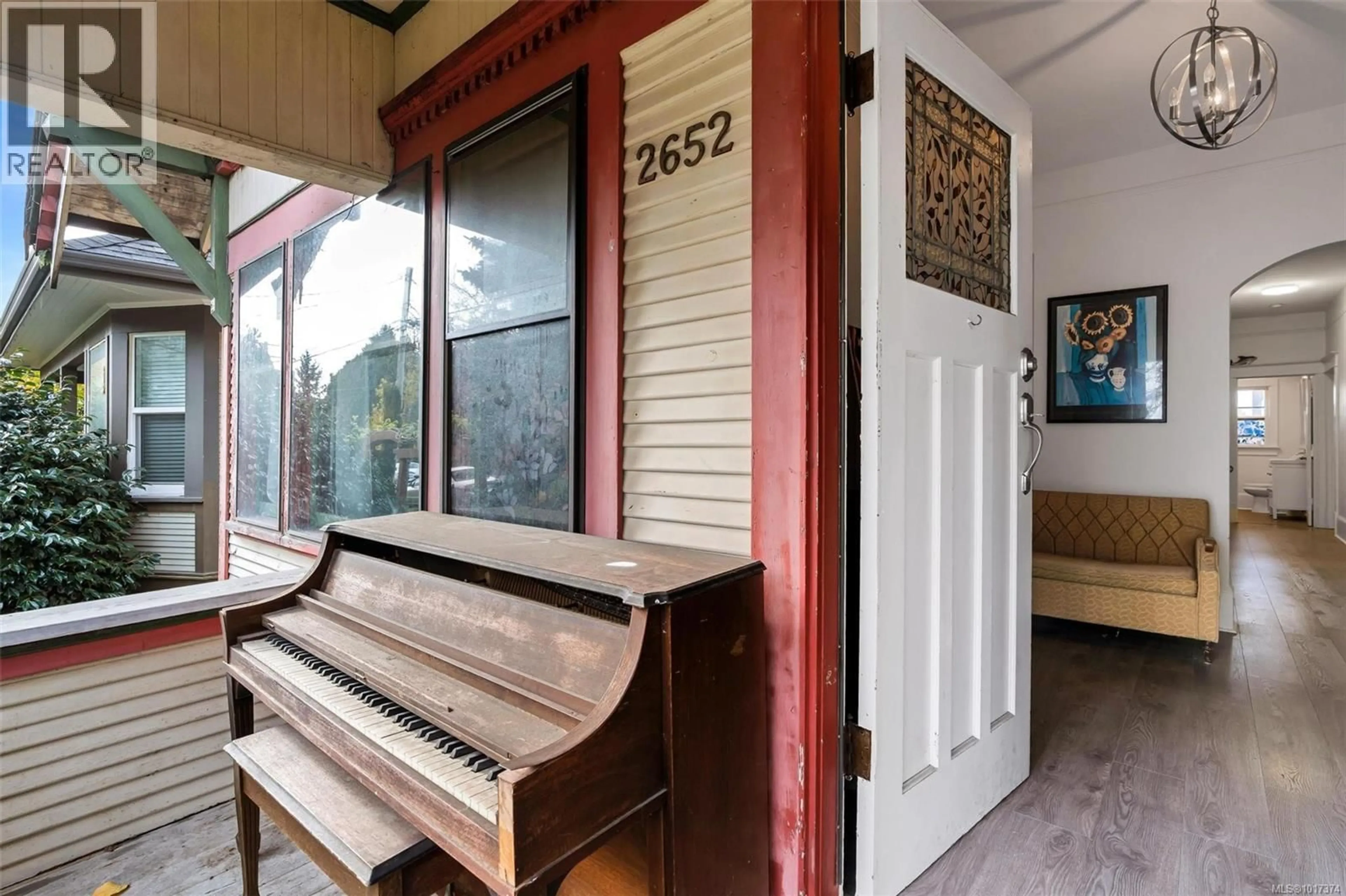 Indoor foyer for 2652 BLACKWOOD STREET, Victoria British Columbia V8T3W3