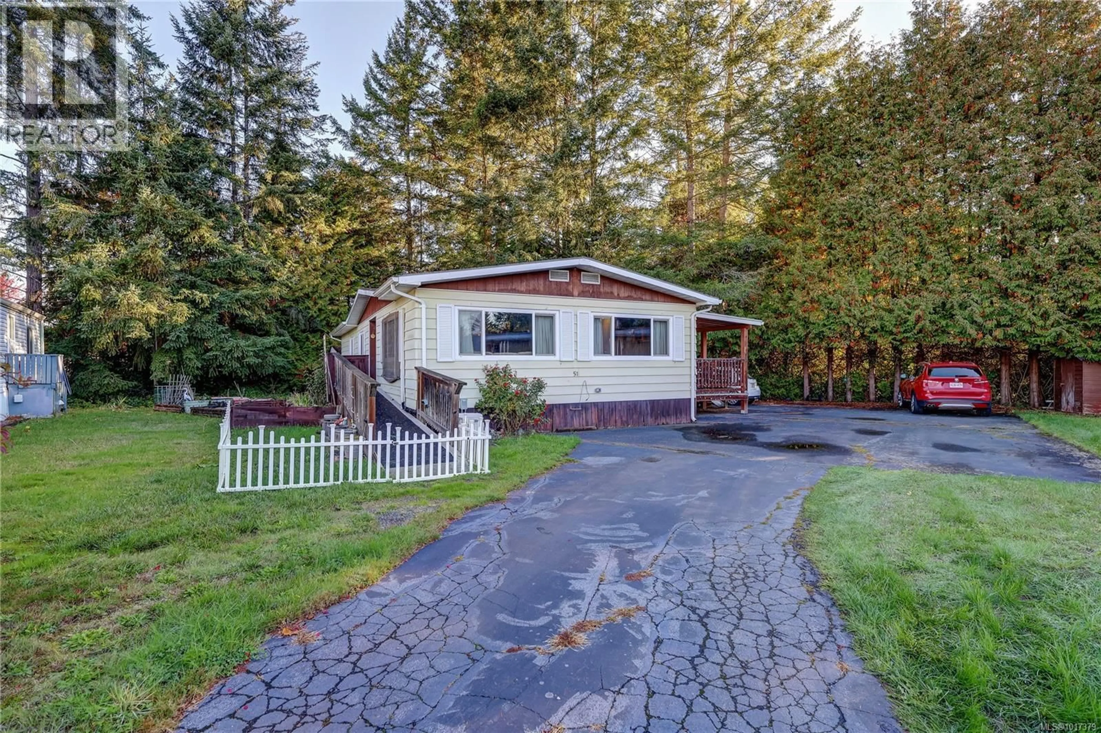 Home with vinyl exterior material, street for 51 - 61 TWELFTH STREET, Nanaimo British Columbia V9R6L3