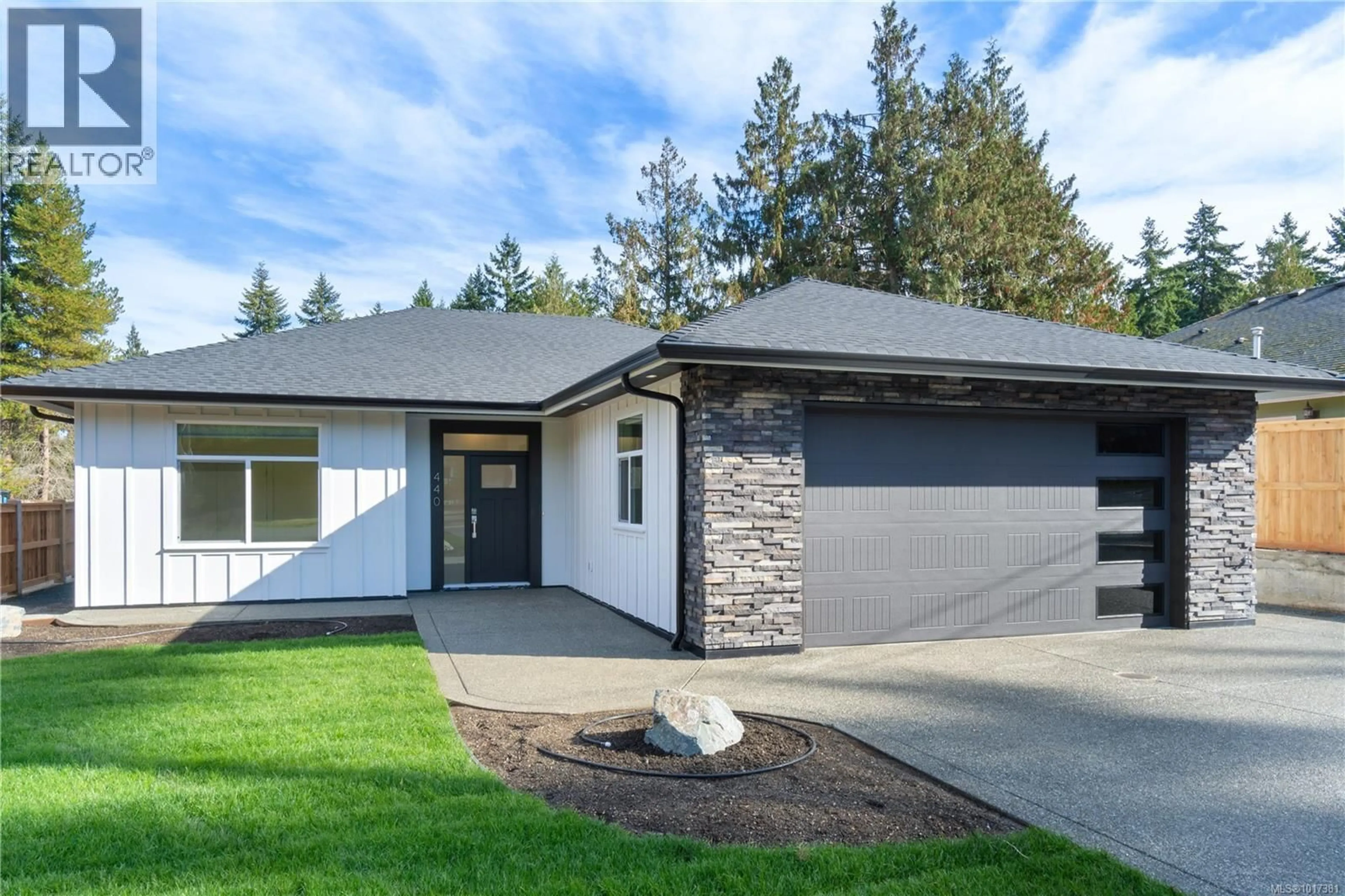Home with vinyl exterior material, street for 440 CRAIG STREET, Parksville British Columbia V9P1L2