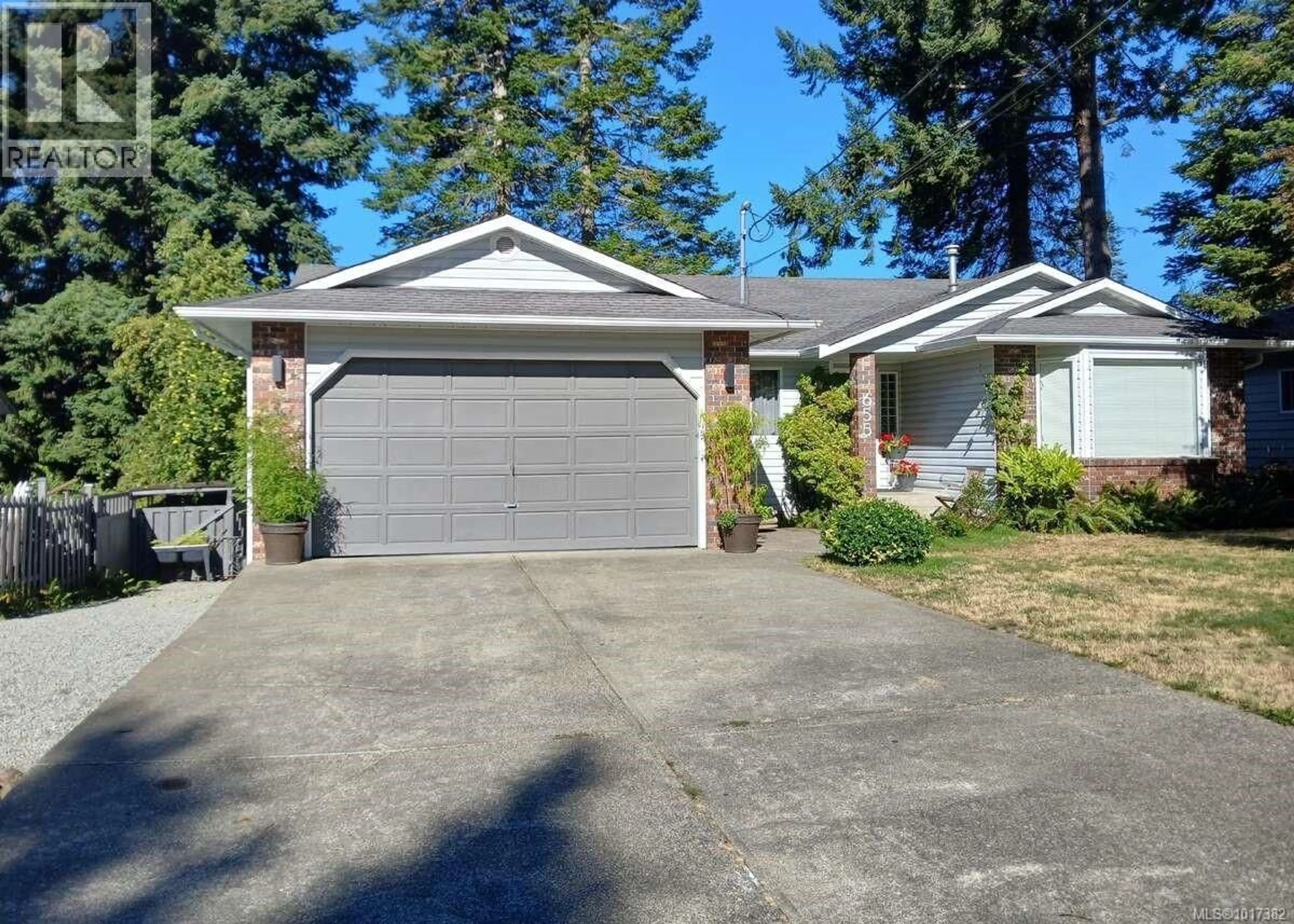 Home with vinyl exterior material, street for 655 TOTEM CRESCENT, Comox British Columbia V9M3J8