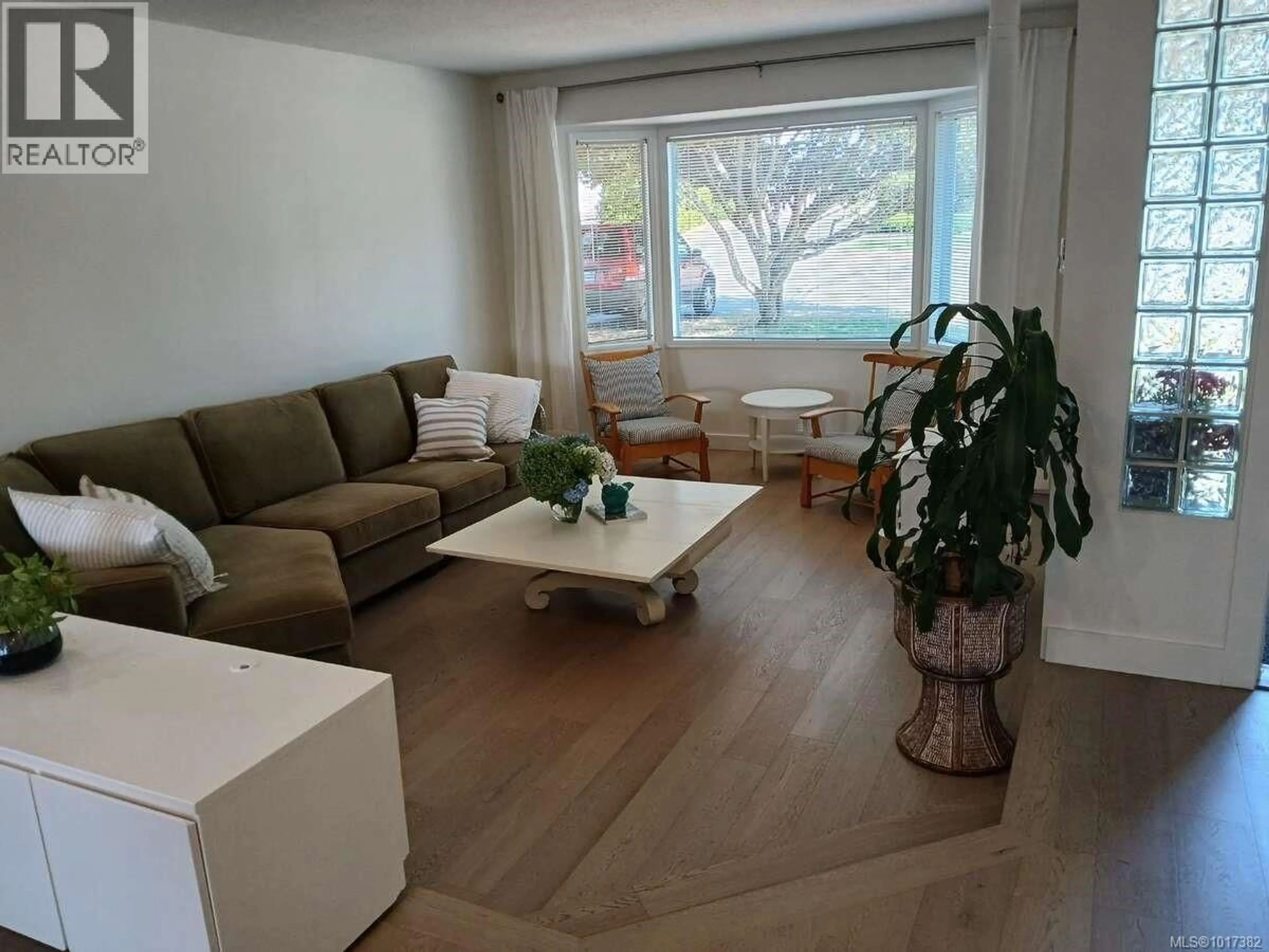 Living room with furniture, wood/laminate floor for 655 TOTEM CRESCENT, Comox British Columbia V9M3J8