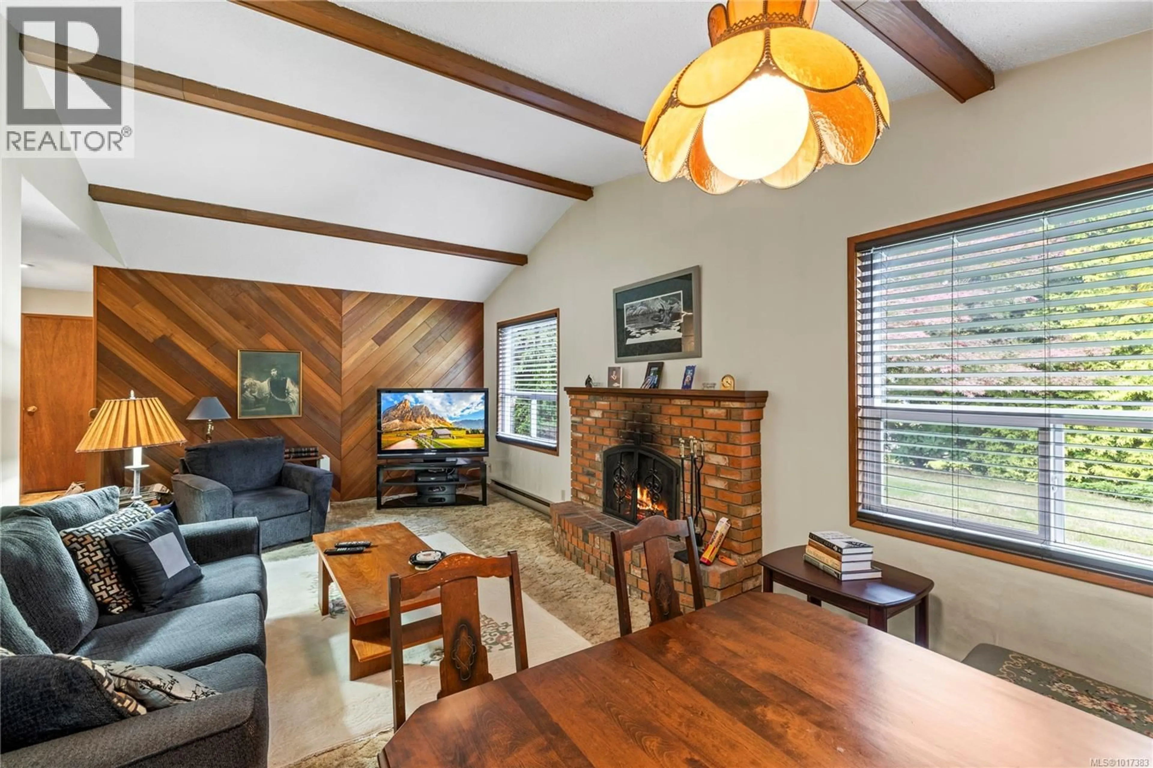 Living room with furniture, wood/laminate floor for 4340 BUTTERNUT DRIVE, Nanaimo British Columbia V9T4J7