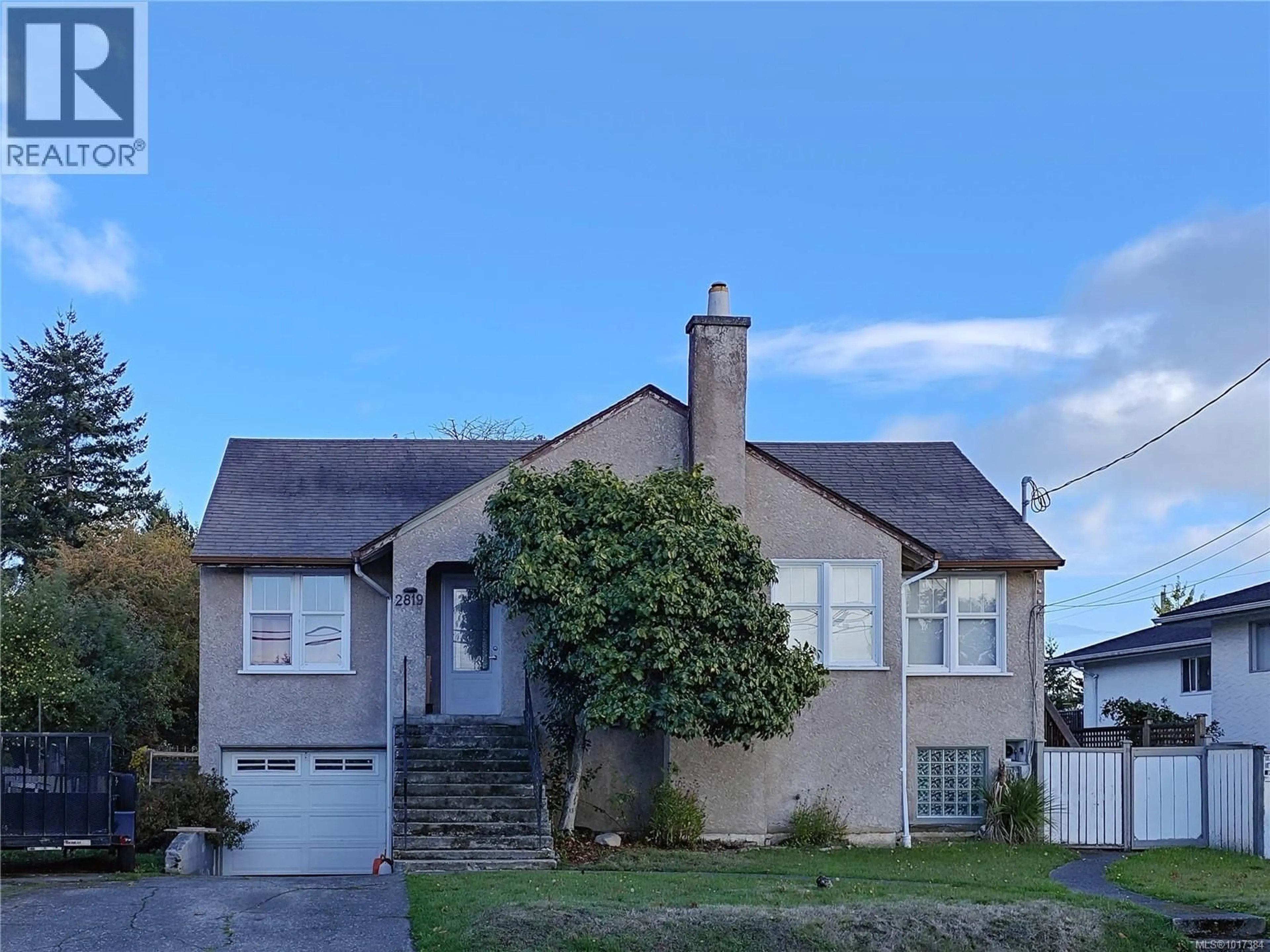Home with vinyl exterior material, street for 2819 RICHMOND ROAD, Saanich British Columbia V8R4T6