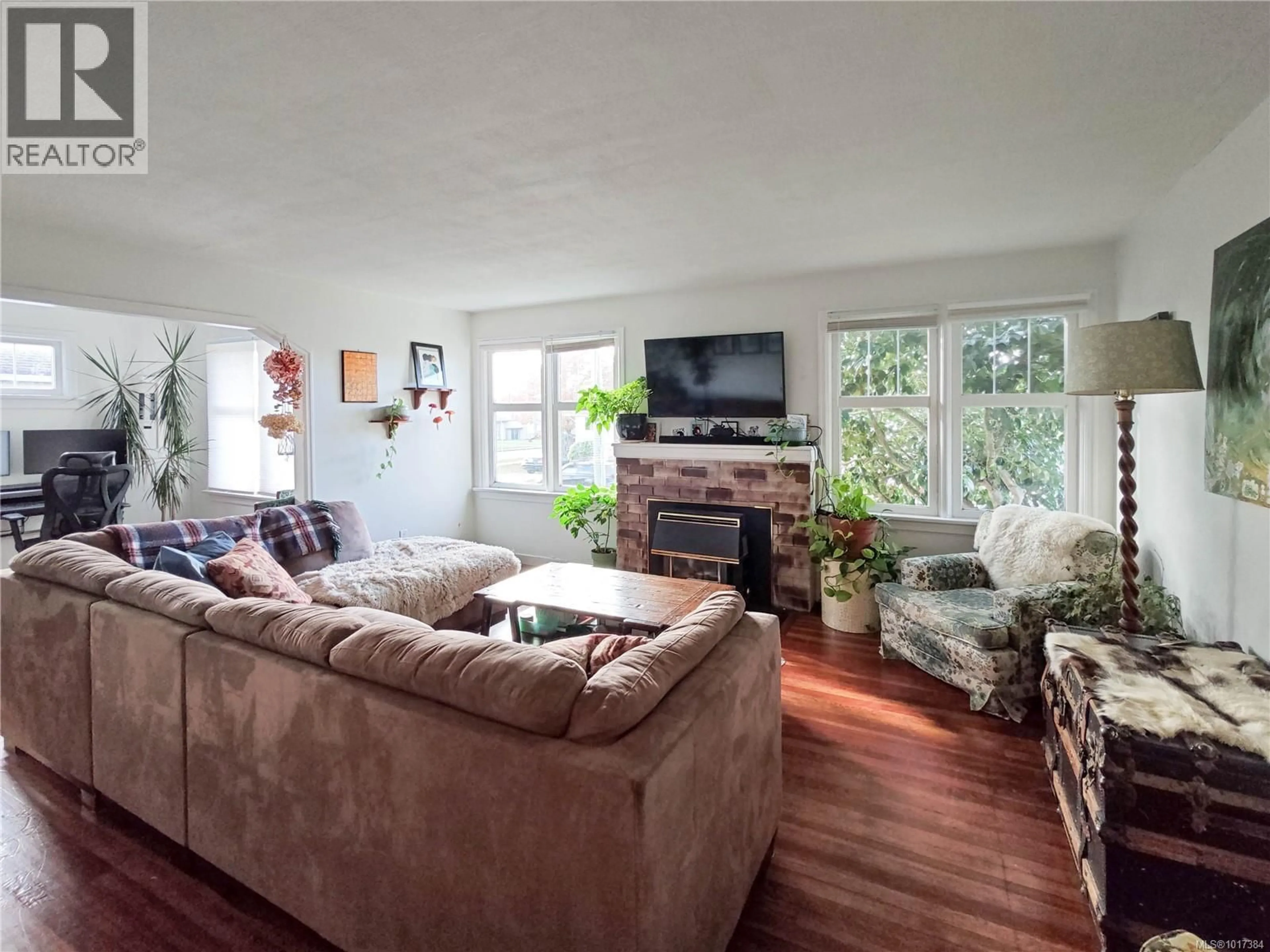 Living room with furniture, unknown for 2819 RICHMOND ROAD, Saanich British Columbia V8R4T6