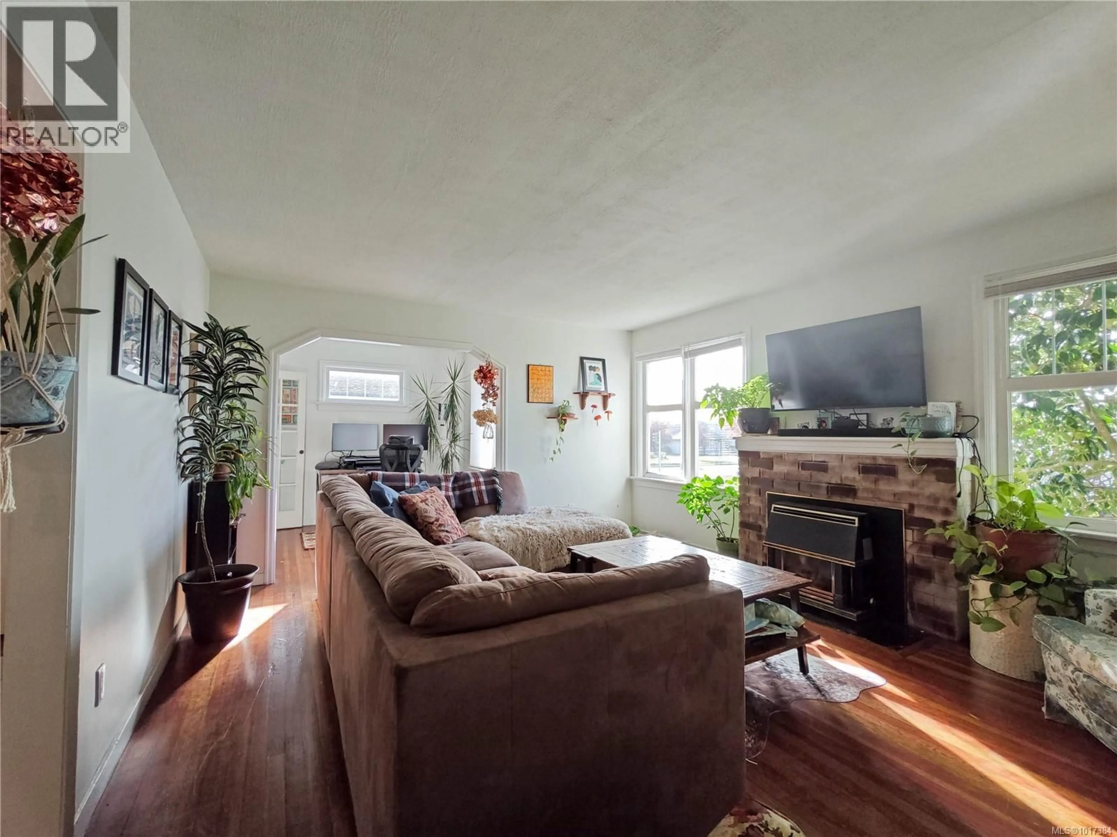 Living room with furniture, unknown for 2819 RICHMOND ROAD, Saanich British Columbia V8R4T6