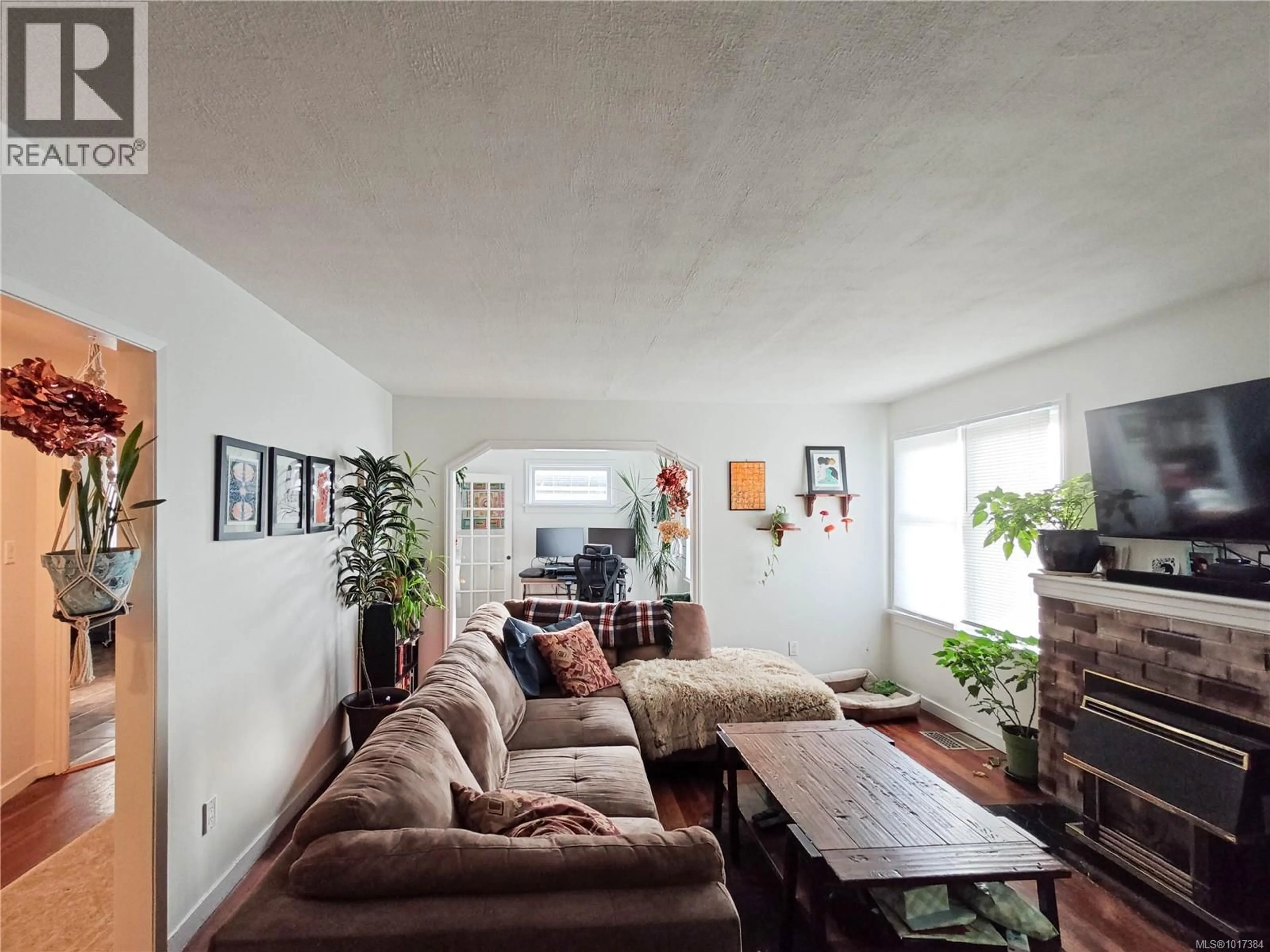 Living room with furniture, unknown for 2819 RICHMOND ROAD, Saanich British Columbia V8R4T6