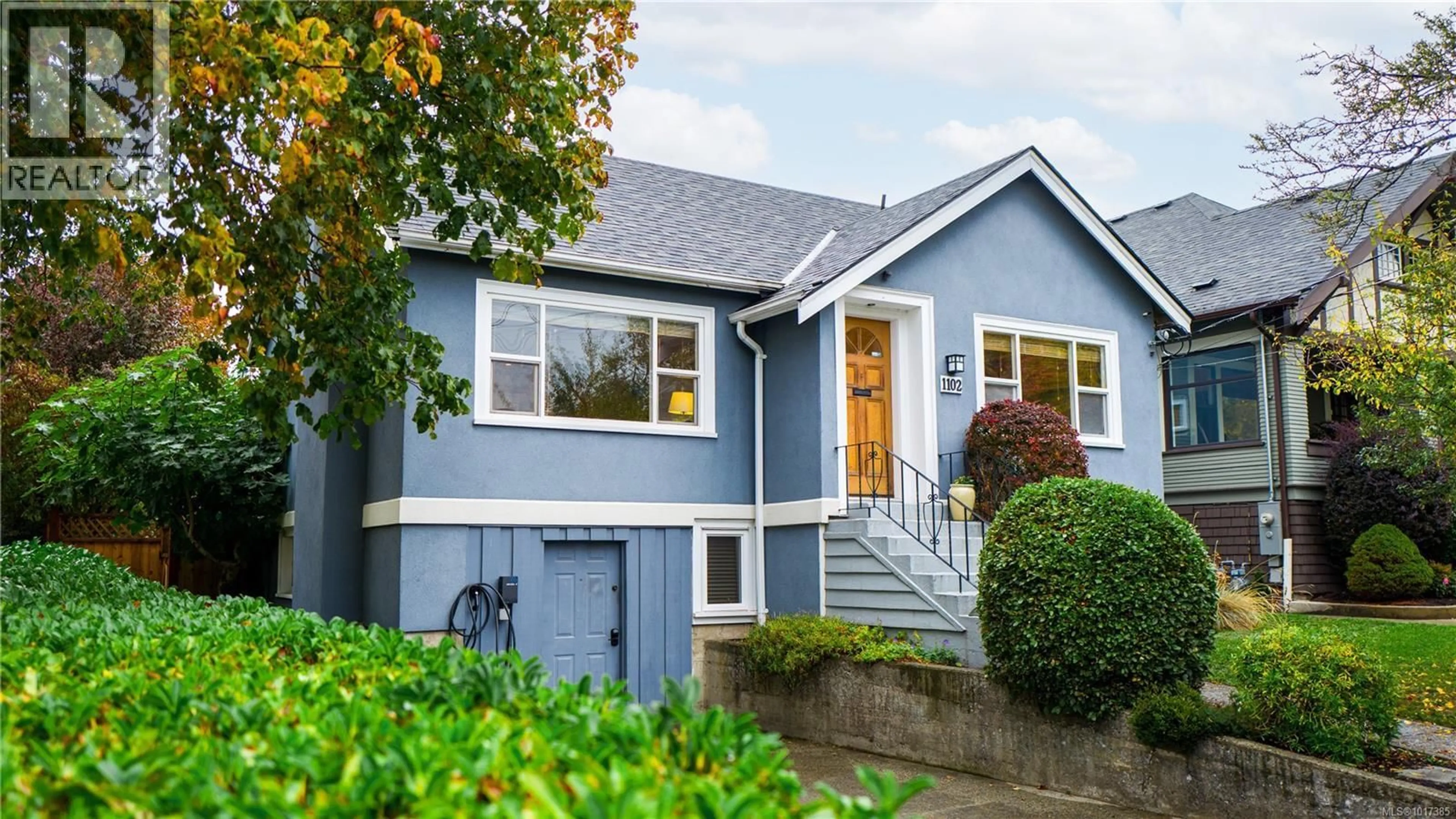 Home with vinyl exterior material, street for 1102 VISTA HEIGHTS, Victoria British Columbia V8T2H4