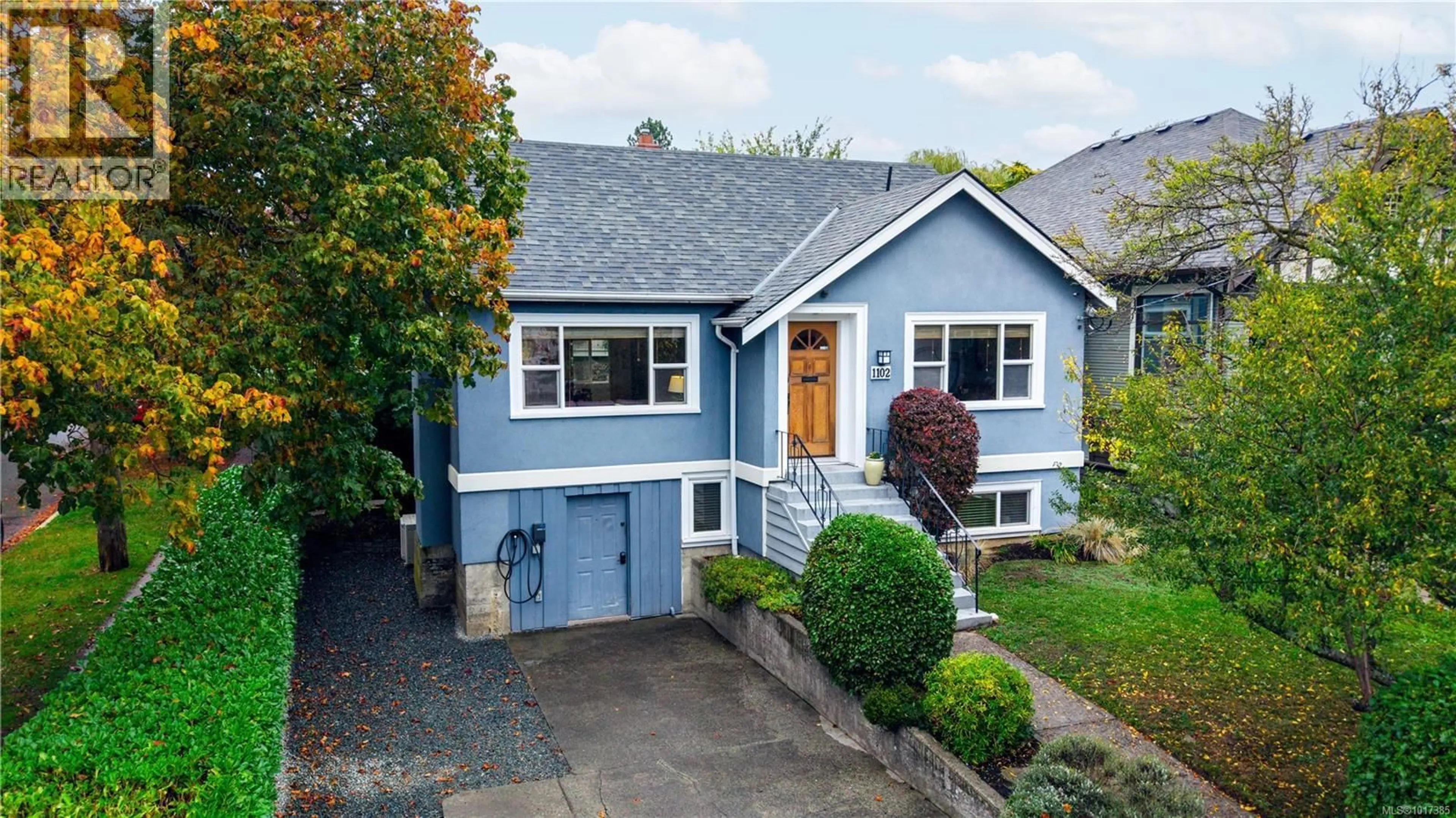 Home with vinyl exterior material, street for 1102 VISTA HEIGHTS, Victoria British Columbia V8T2H4
