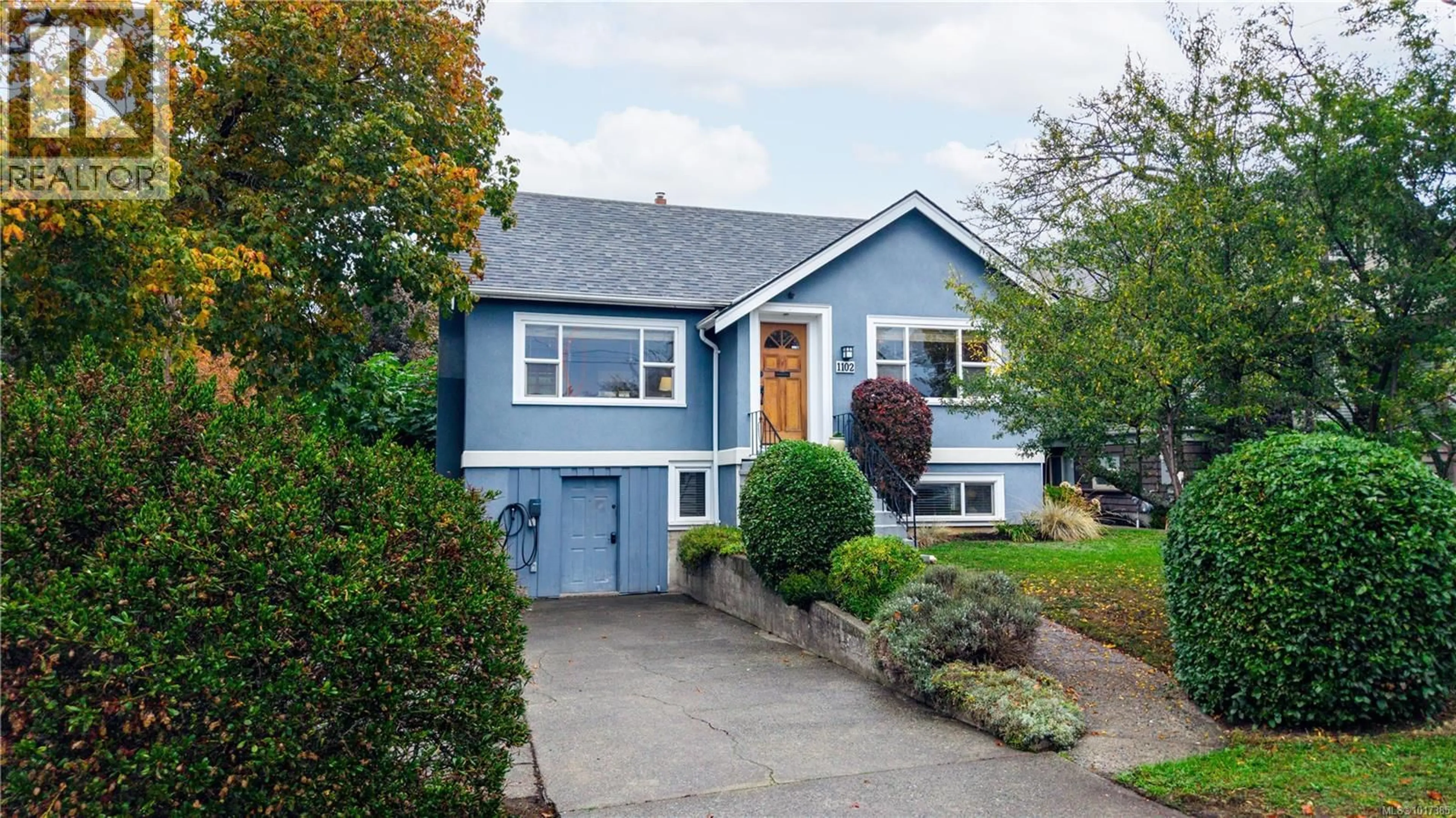 Home with vinyl exterior material, street for 1102 VISTA HEIGHTS, Victoria British Columbia V8T2H4