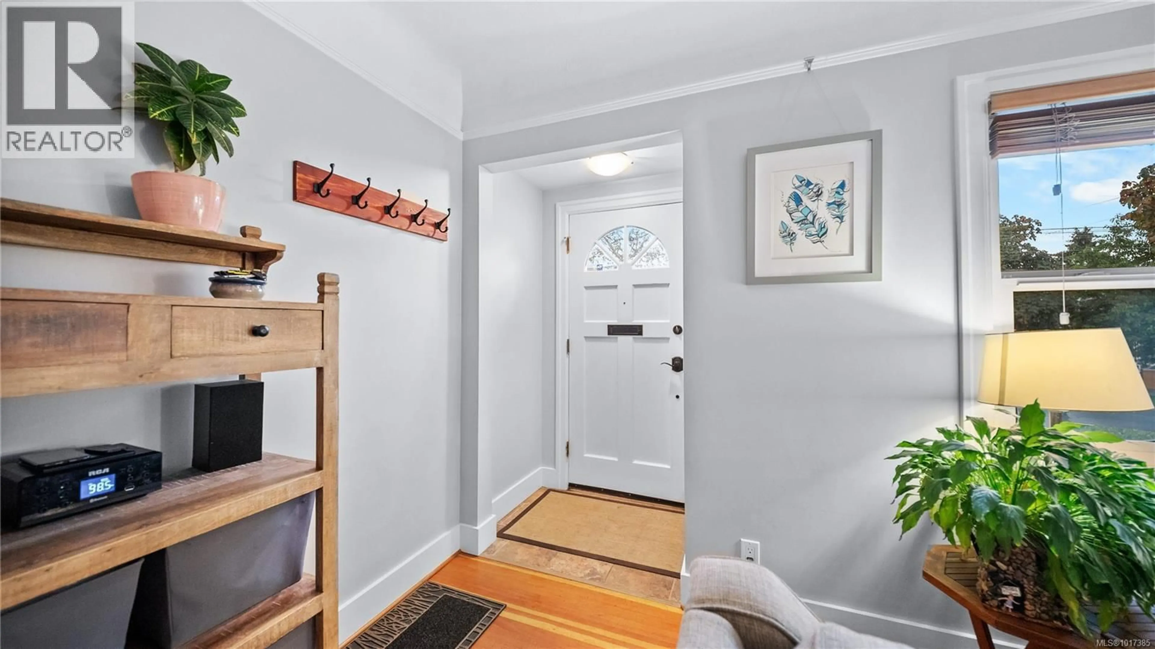 Indoor entryway for 1102 VISTA HEIGHTS, Victoria British Columbia V8T2H4