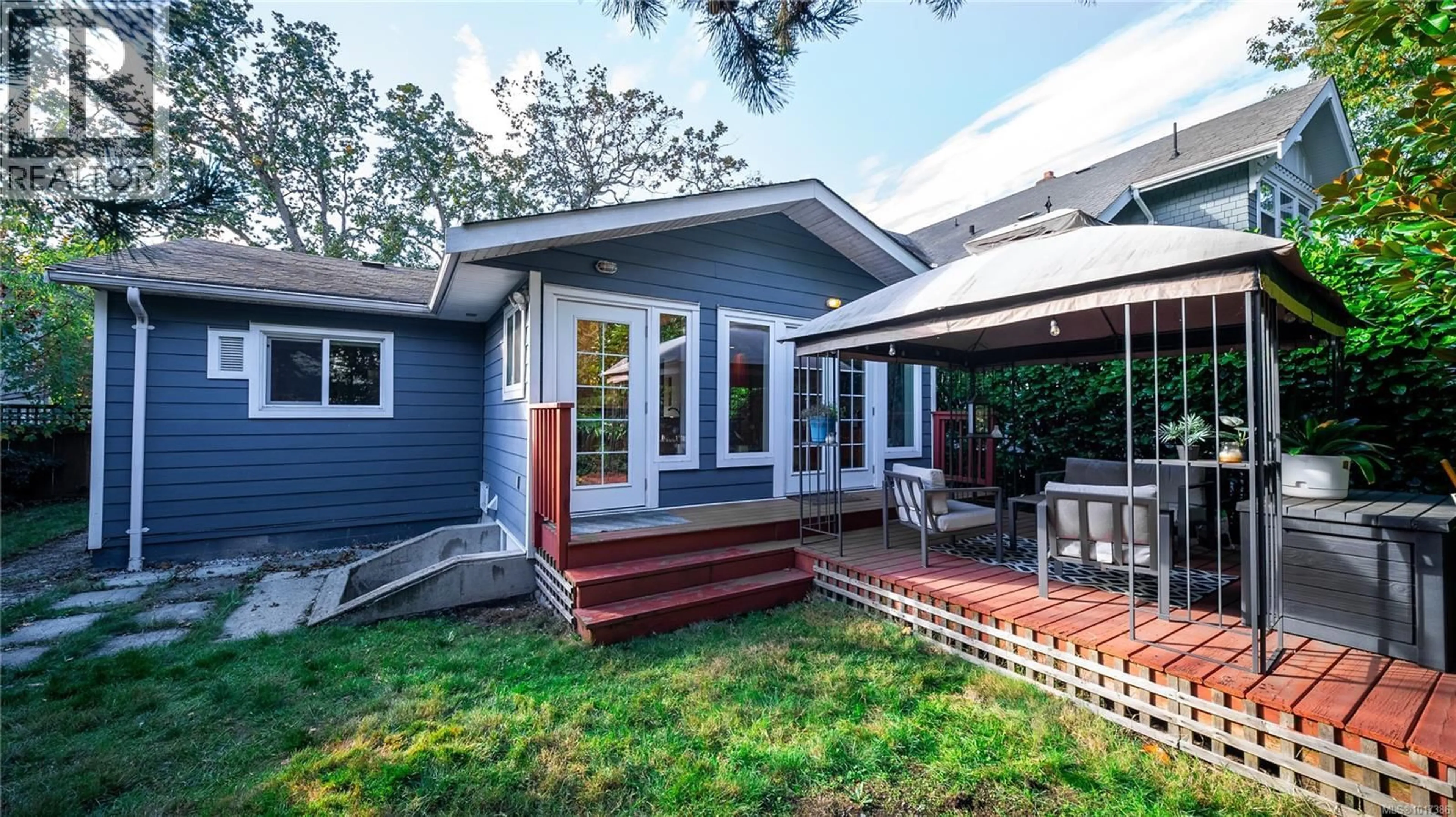 Home with vinyl exterior material, street for 1716 BAY STREET, Victoria British Columbia V8R2C1