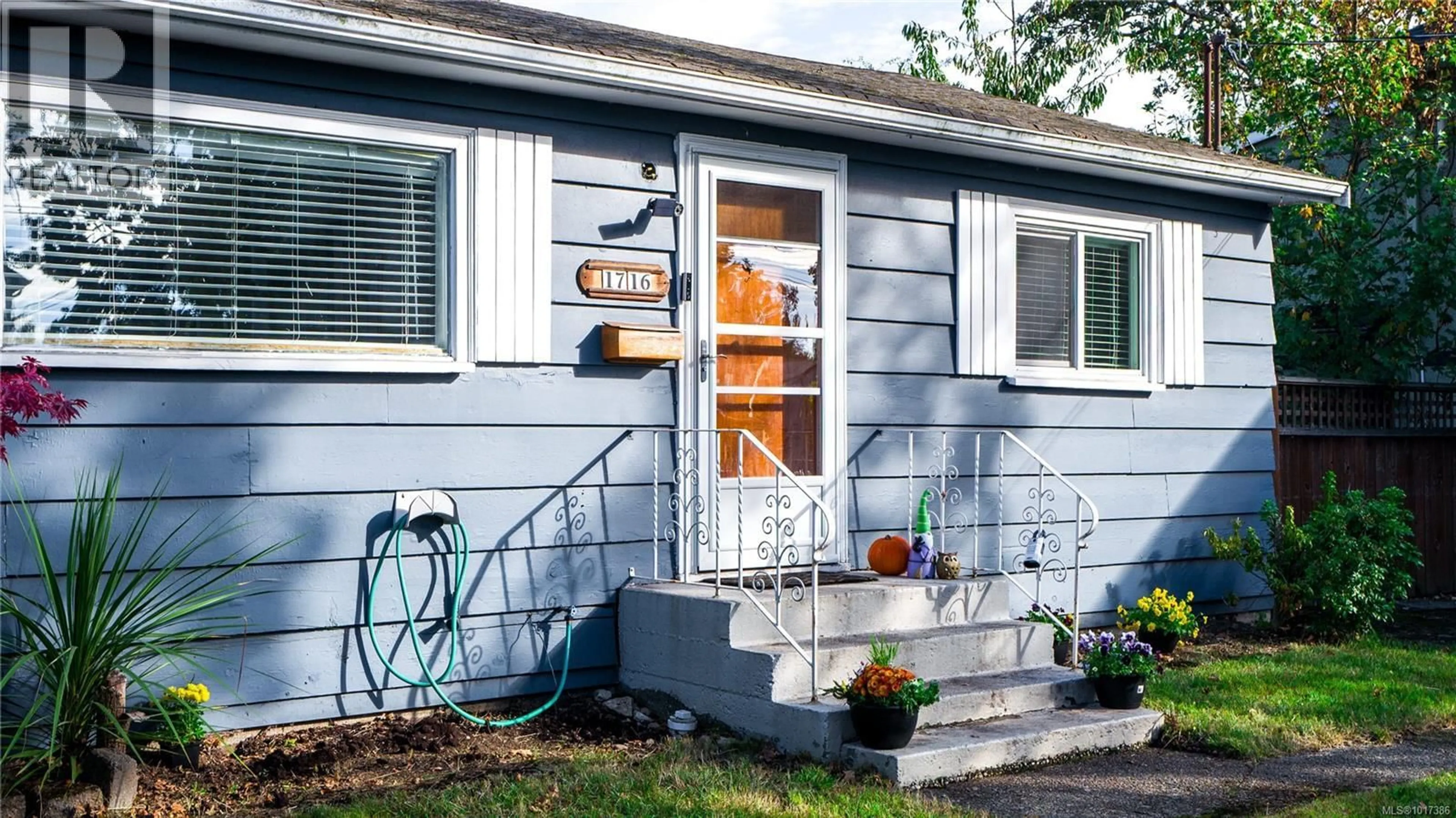 Home with vinyl exterior material, street for 1716 BAY STREET, Victoria British Columbia V8R2C1
