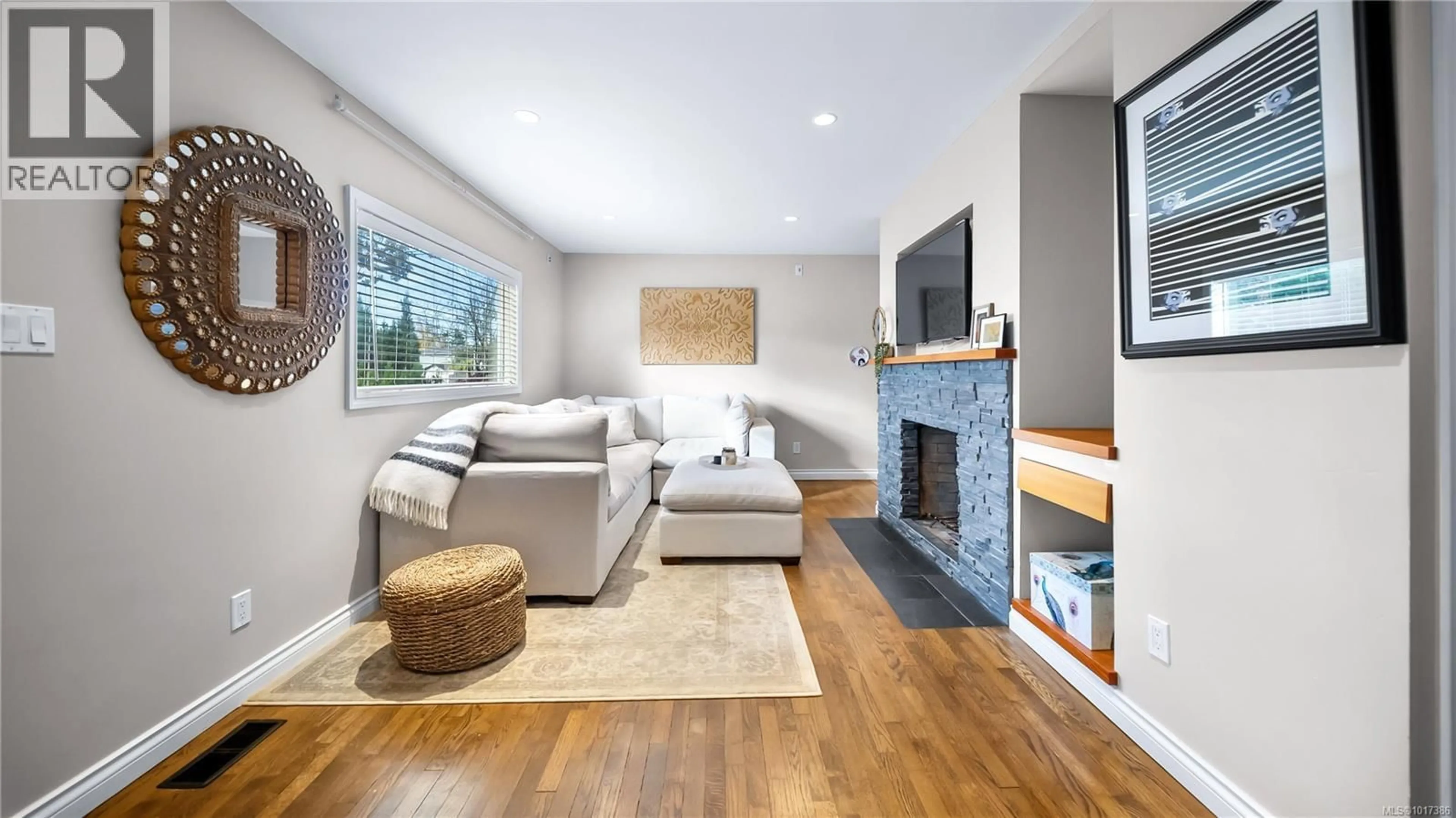 Living room with furniture, wood/laminate floor for 1716 BAY STREET, Victoria British Columbia V8R2C1