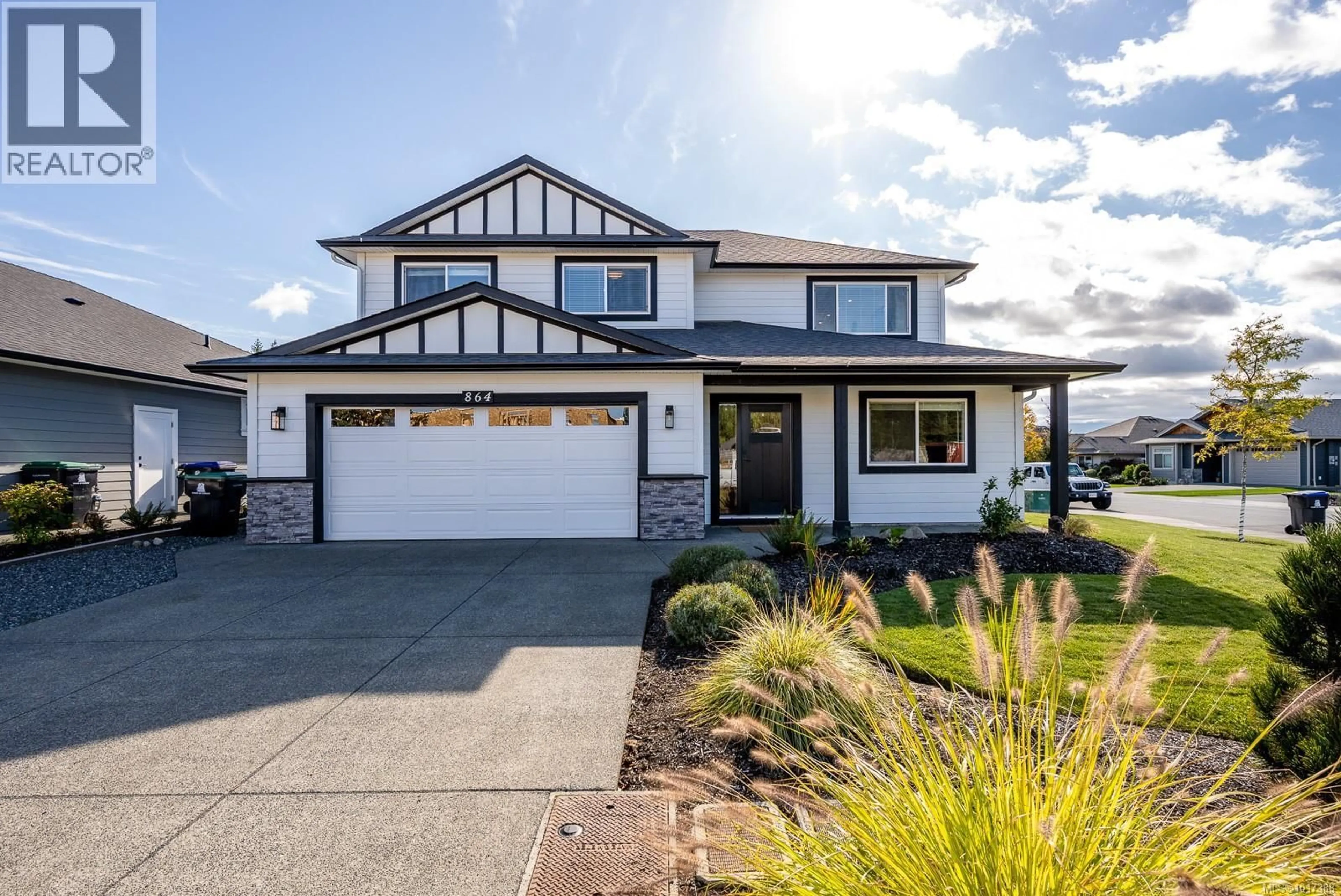 Home with vinyl exterior material, street for 864 GRUMMAN PLACE, Comox British Columbia V9M4H9