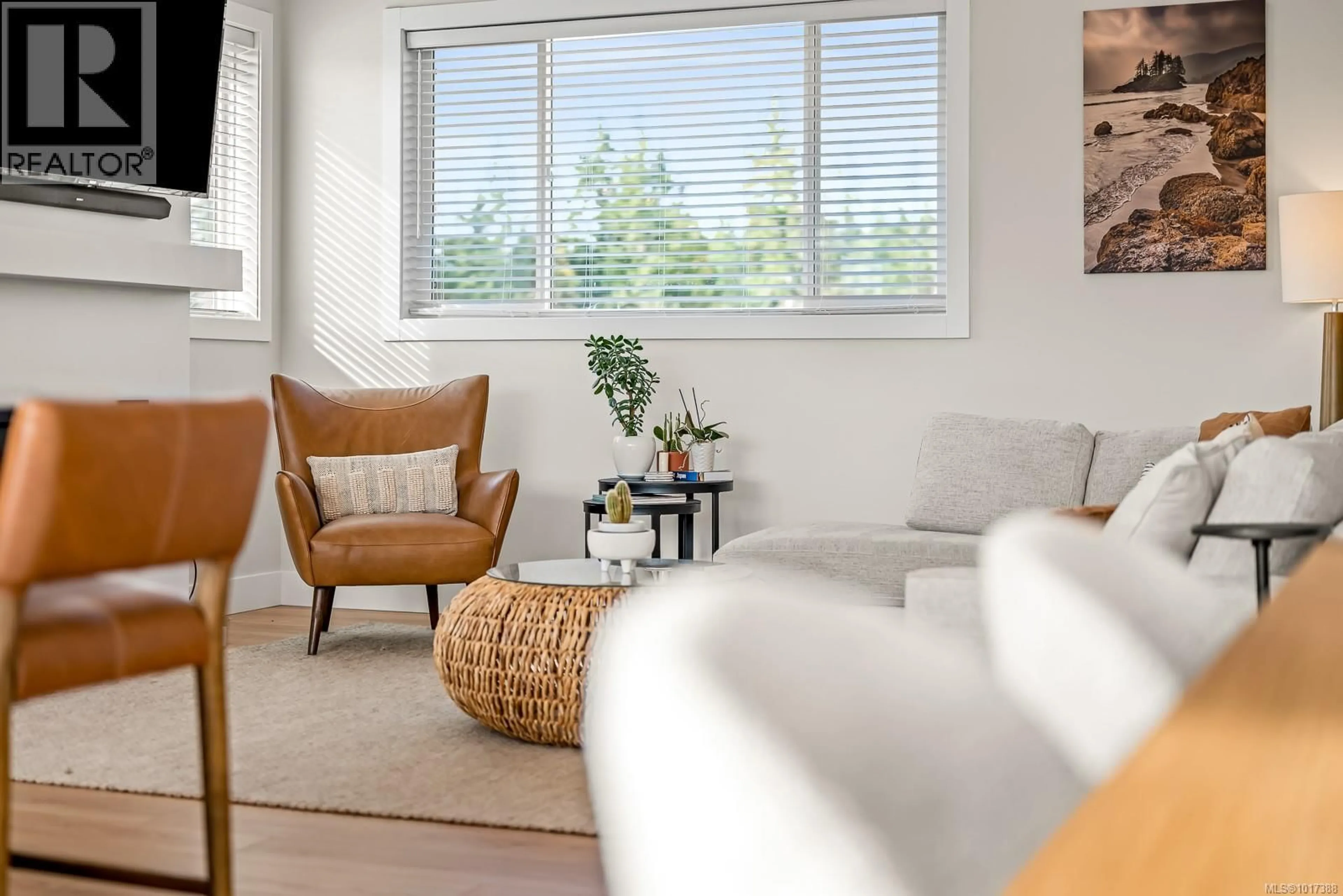 Living room with furniture, unknown for 864 GRUMMAN PLACE, Comox British Columbia V9M4H9